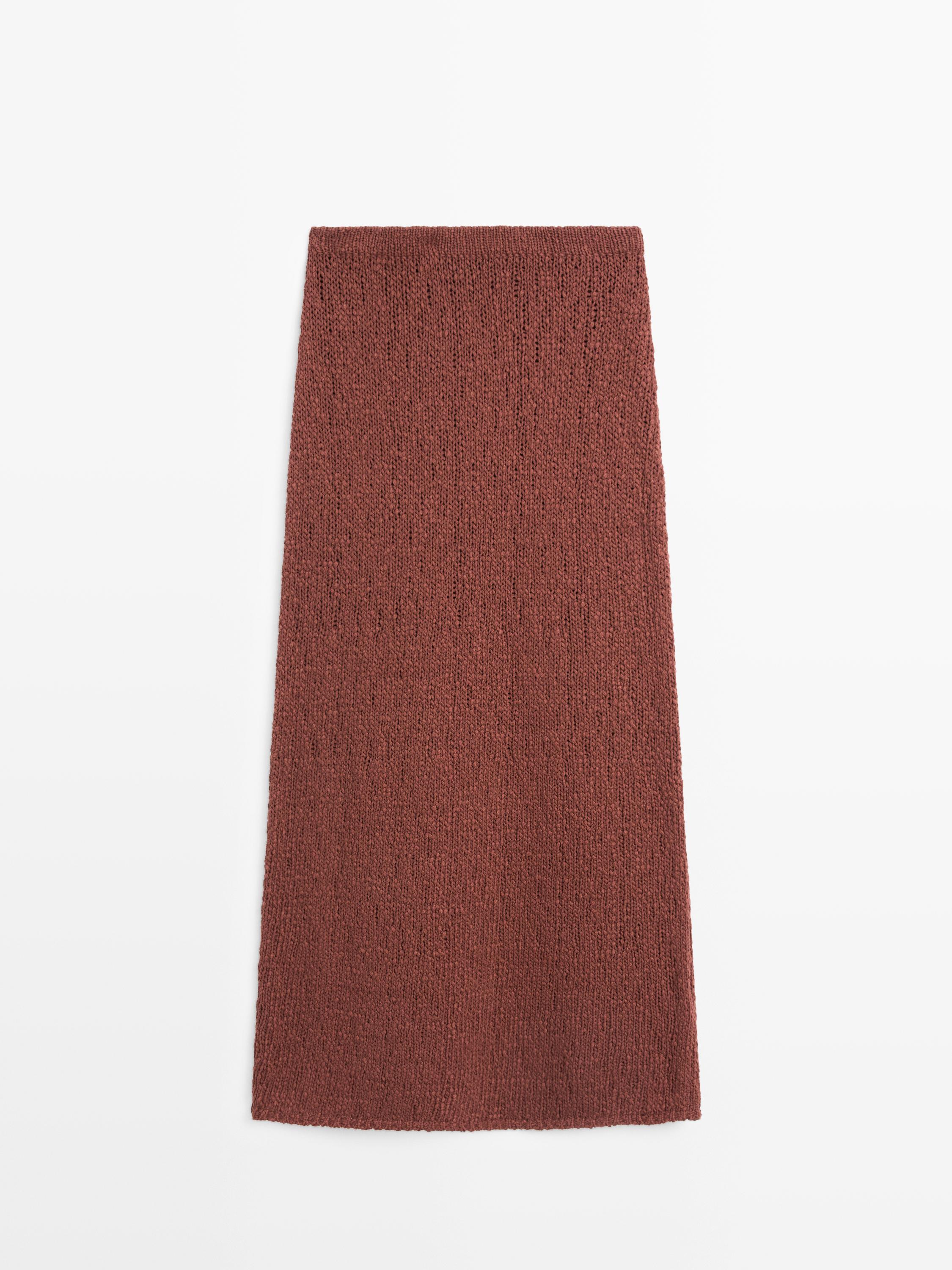 Vue de face d'une jupe en tricot tuile, coupe droite et longueur midi.