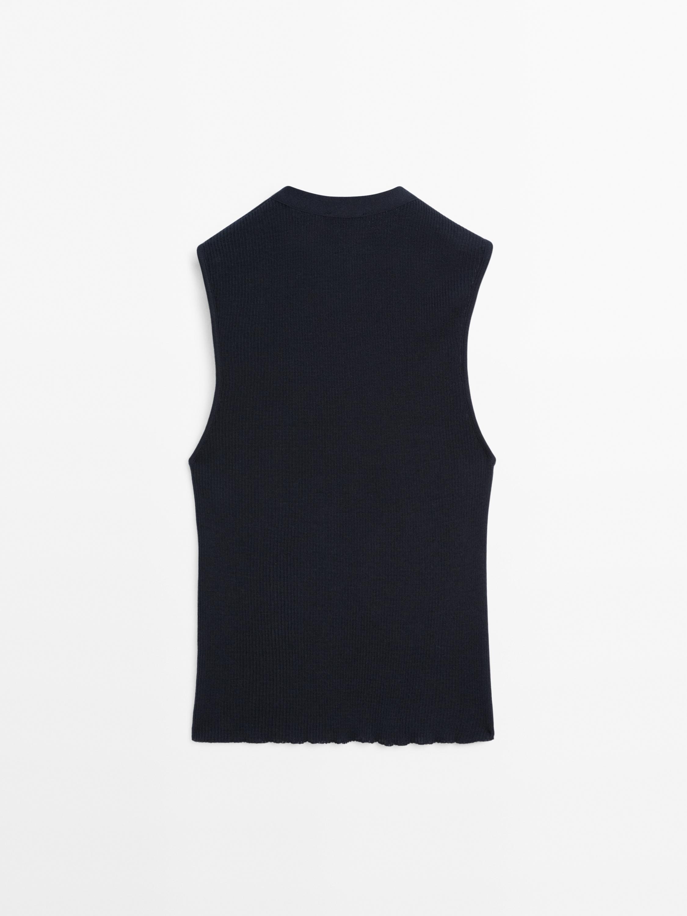 Ribbed top with collar detail