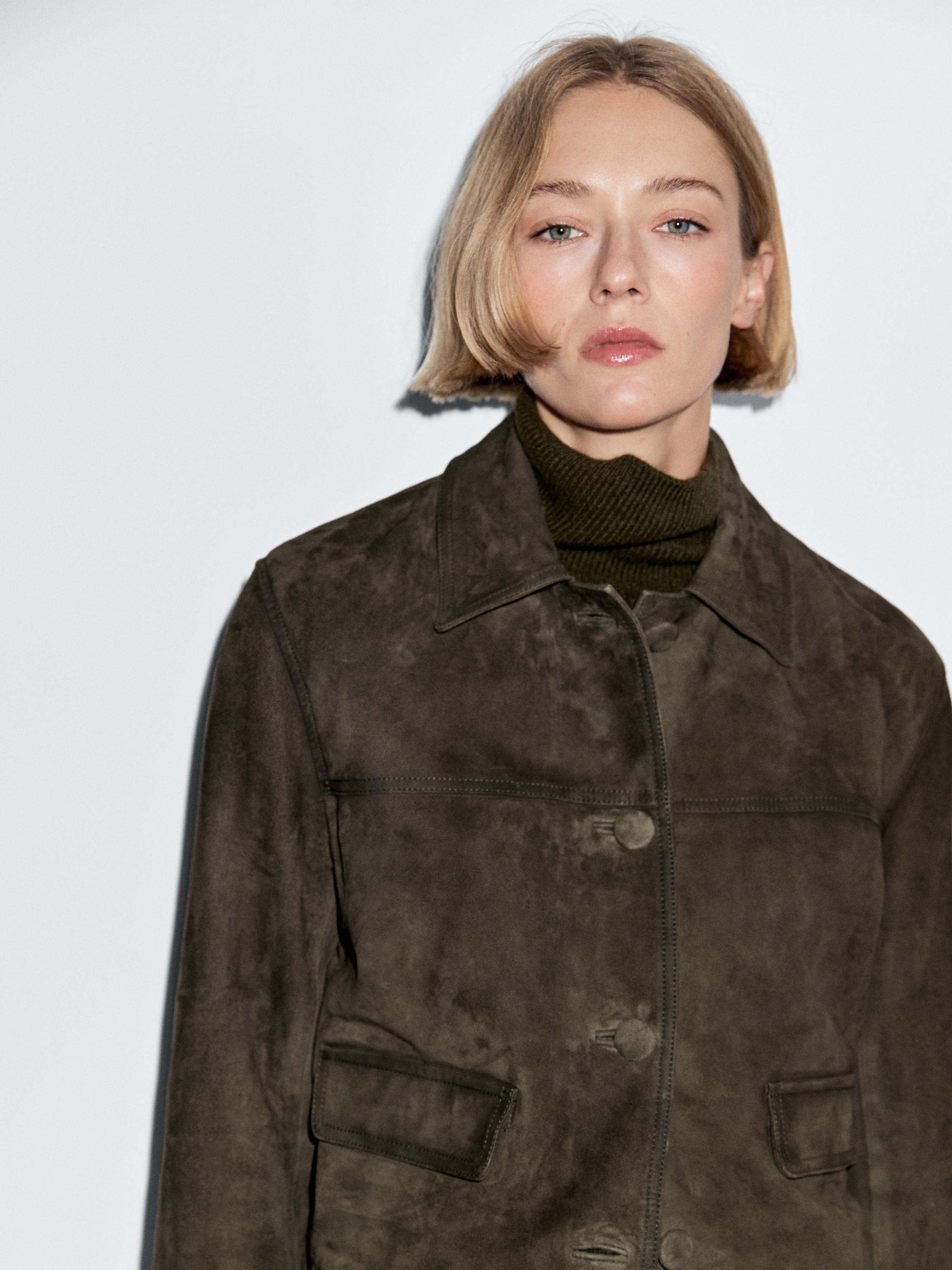 جاكيت جلد شامواه بأزرار مبطنة