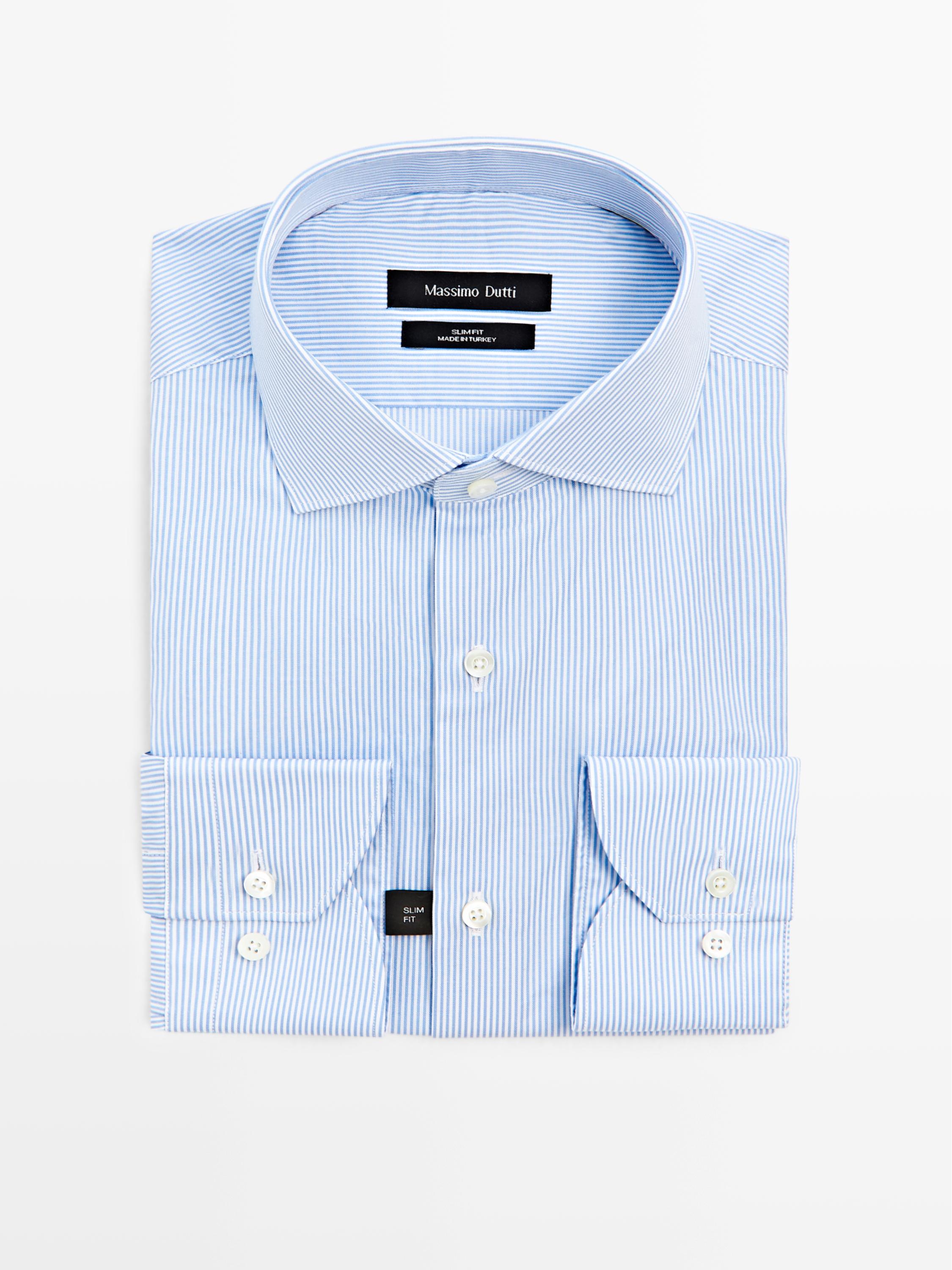 Vooraanzicht van een lichtblauw overhemd met fijne strepen, lange mouwen, slim fit pasvorm, met witte knopen en het label "SLIM FIT".