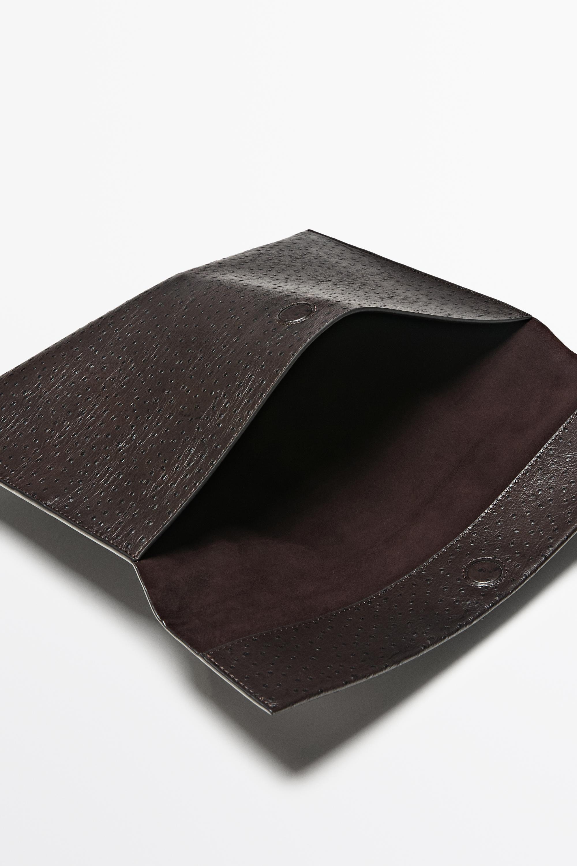 Textured laptop sleeve