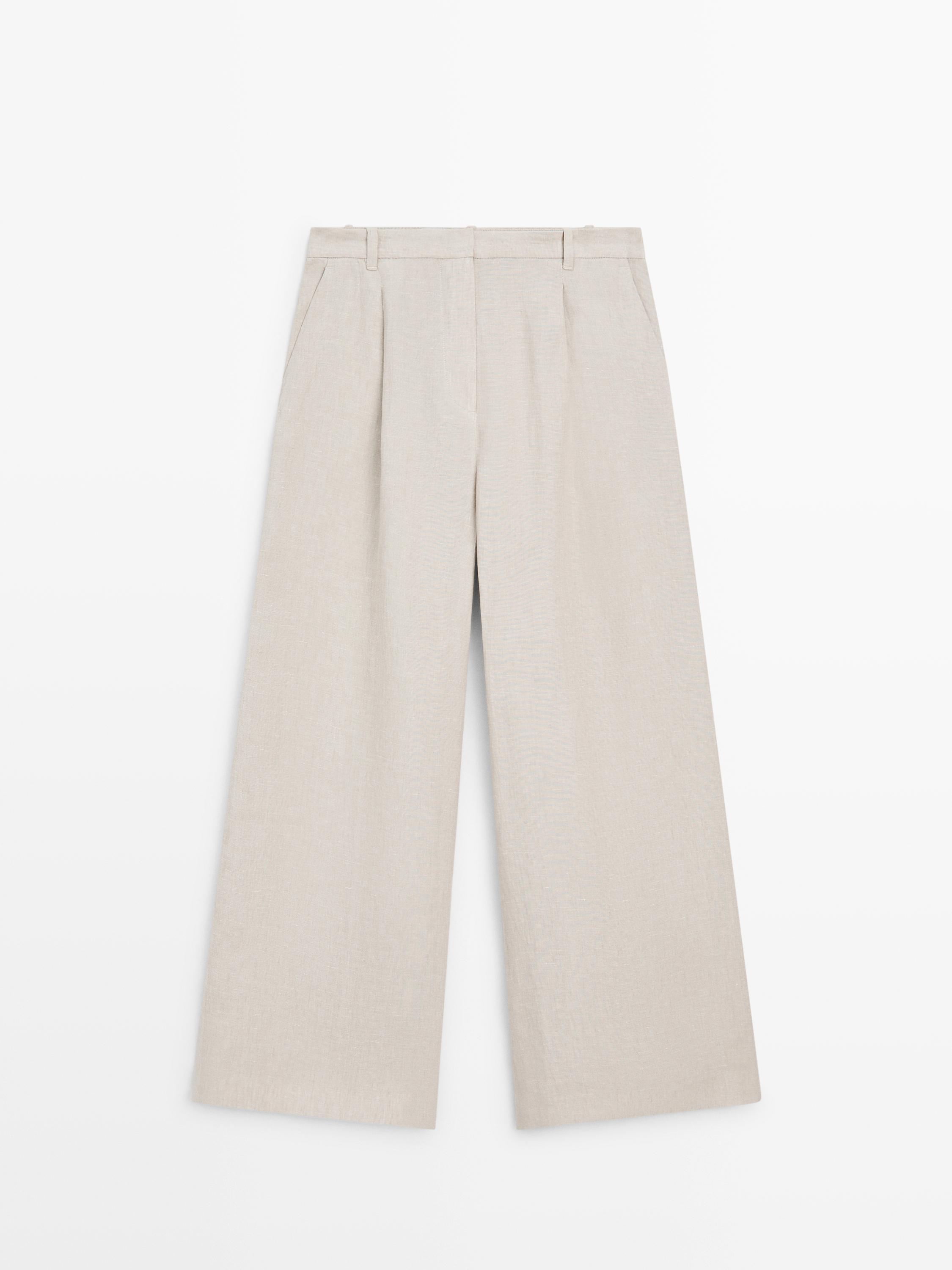 Tampilan depan celana batu berkaki lebar dengan saku samping dan lubang sabuk.