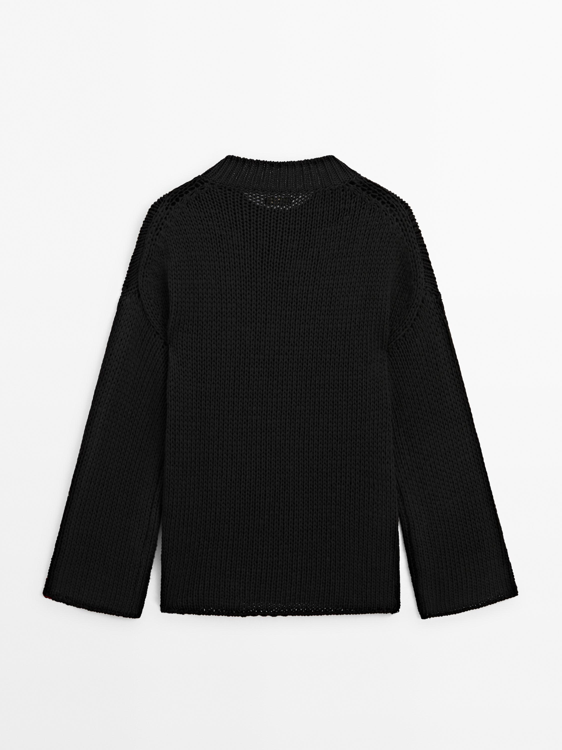 Crew neck knit sweater