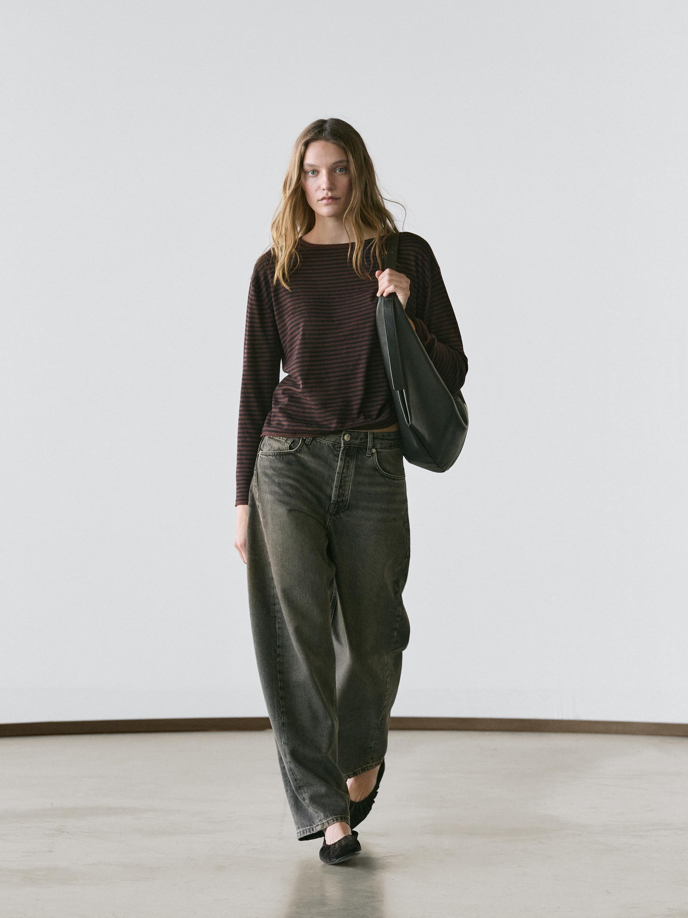 Conjunto de jeans gris natural de corte balloon fit y playera de rayas café oscuro con mangas largas.