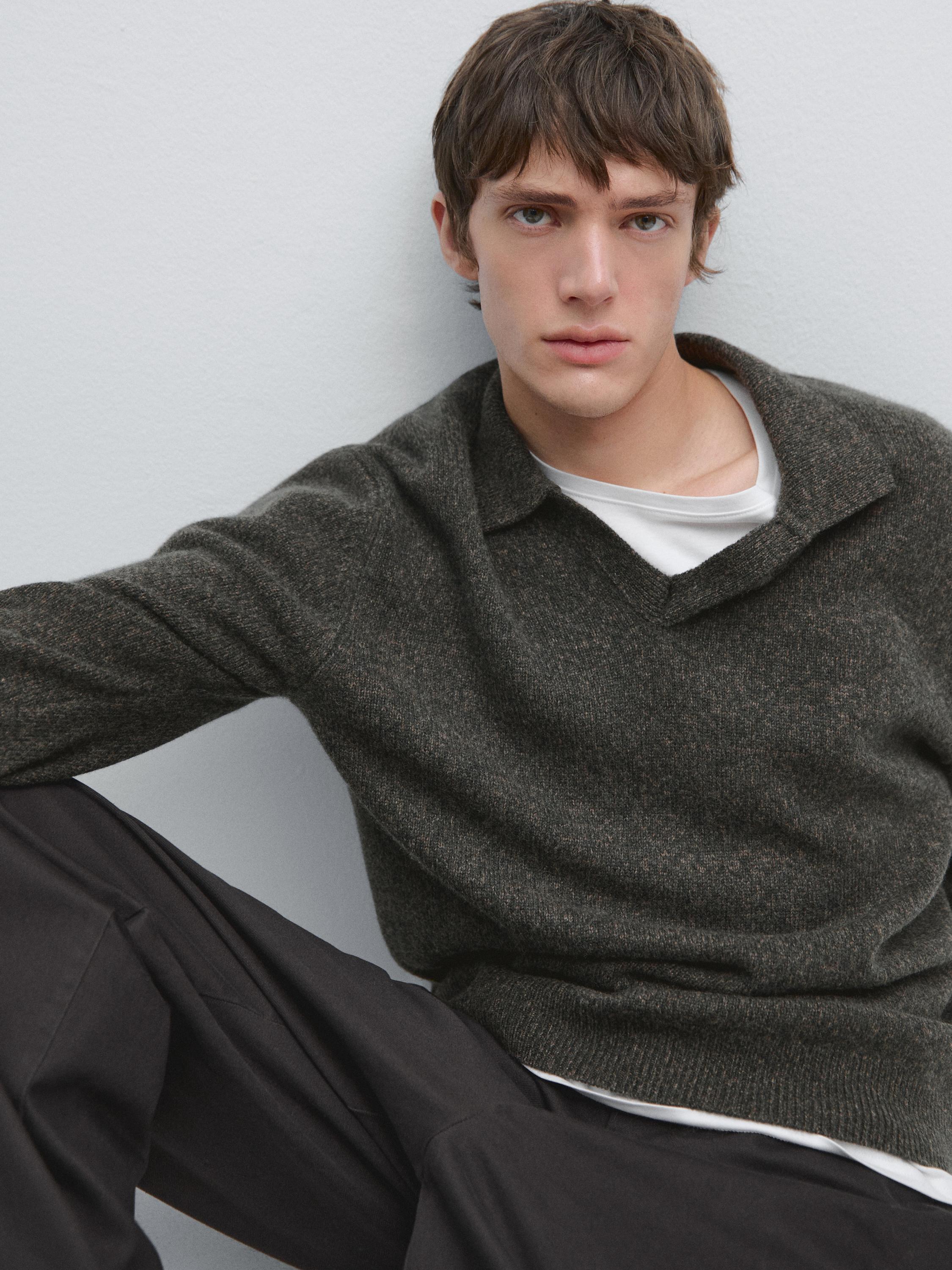 Melierter Strickpullover im Polostil mit V-Ausschnitt