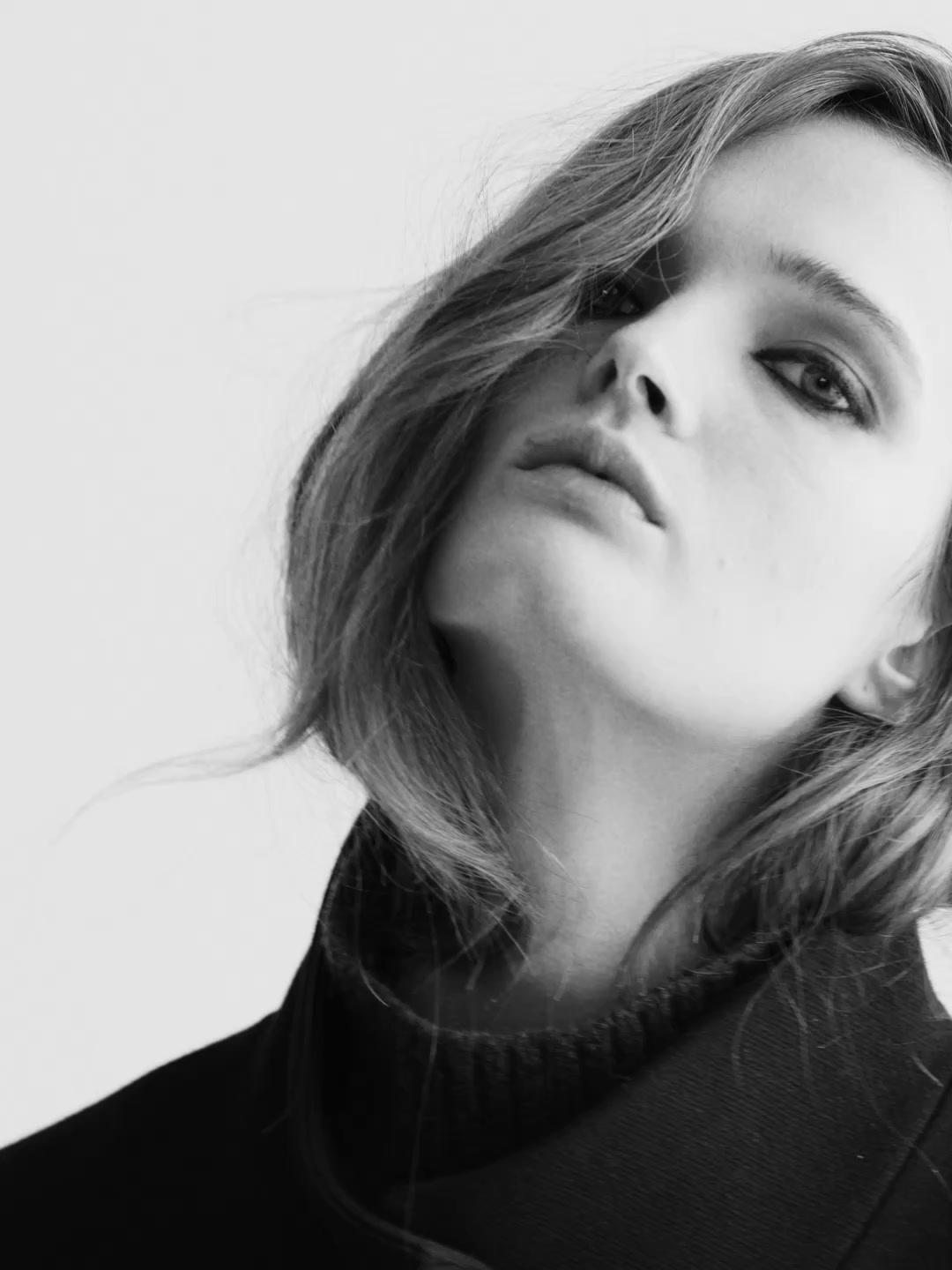 Kaput od mešavine vune sa visokom kragnom i kopčanjem dugmićima