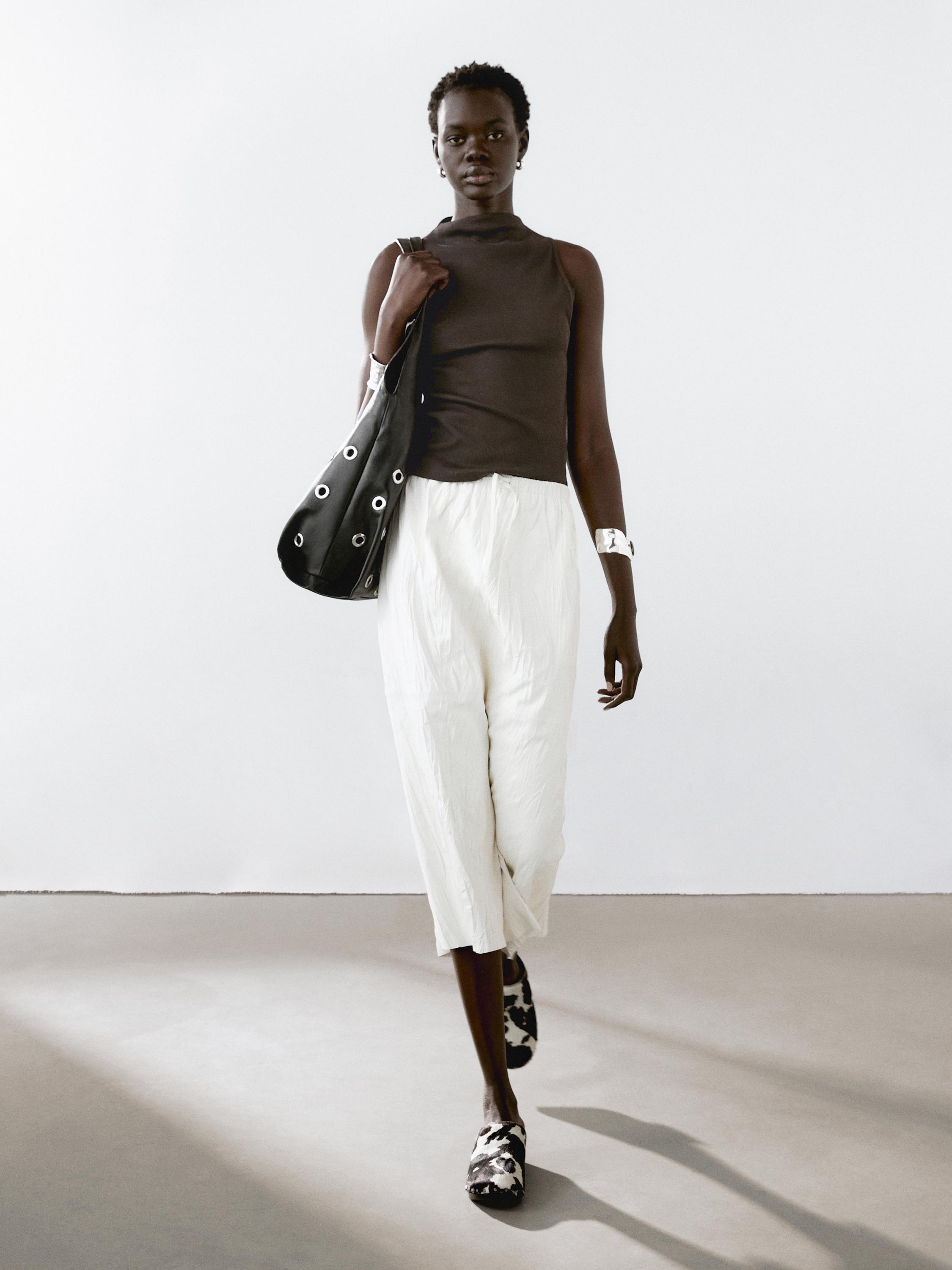 توب بحياكة مضلعة وياقة قمعية