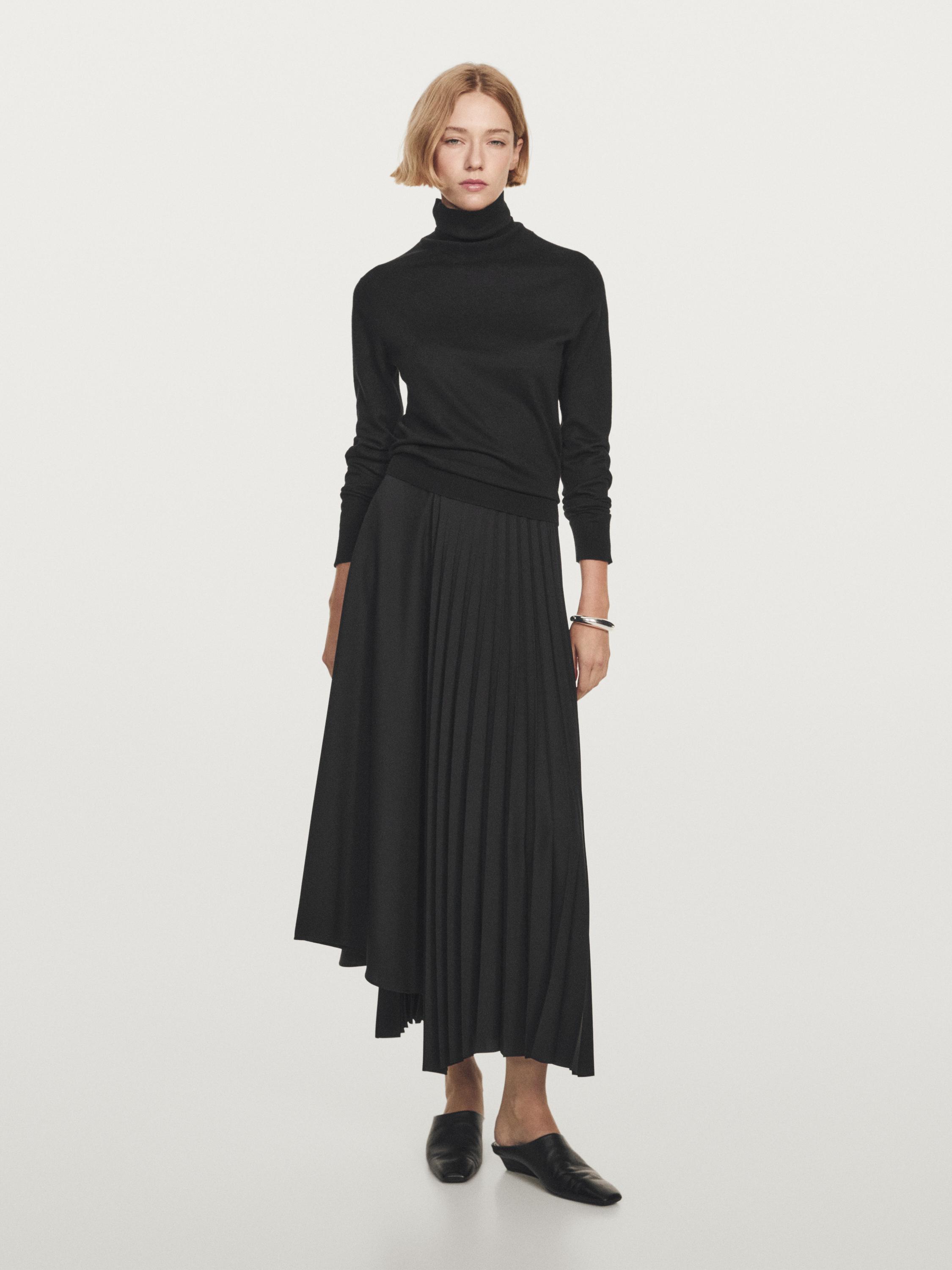 Chân váy xếp li hộp bất đối xứng