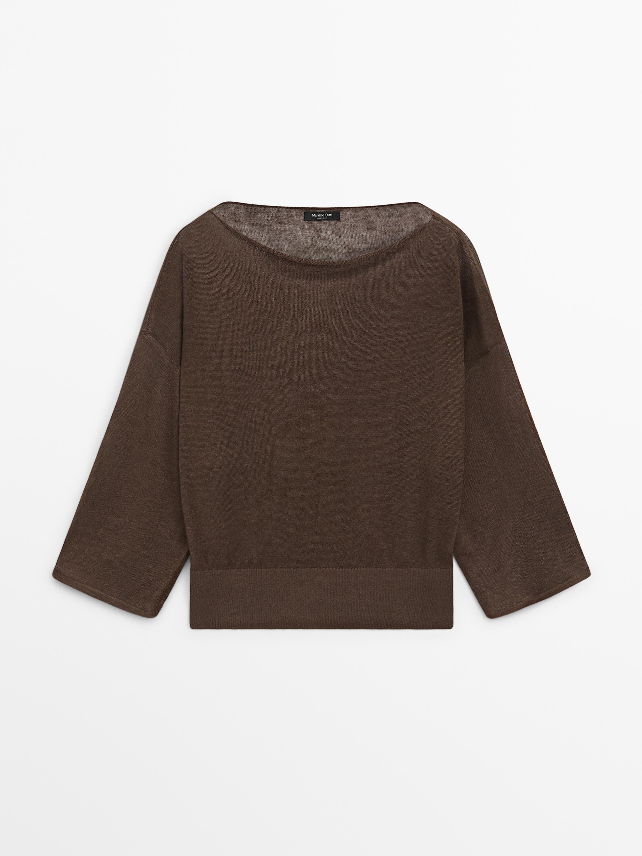 Vista frontal de camiseta marrón de manga corta, cuello redondo amplio y dobladillo ancho.