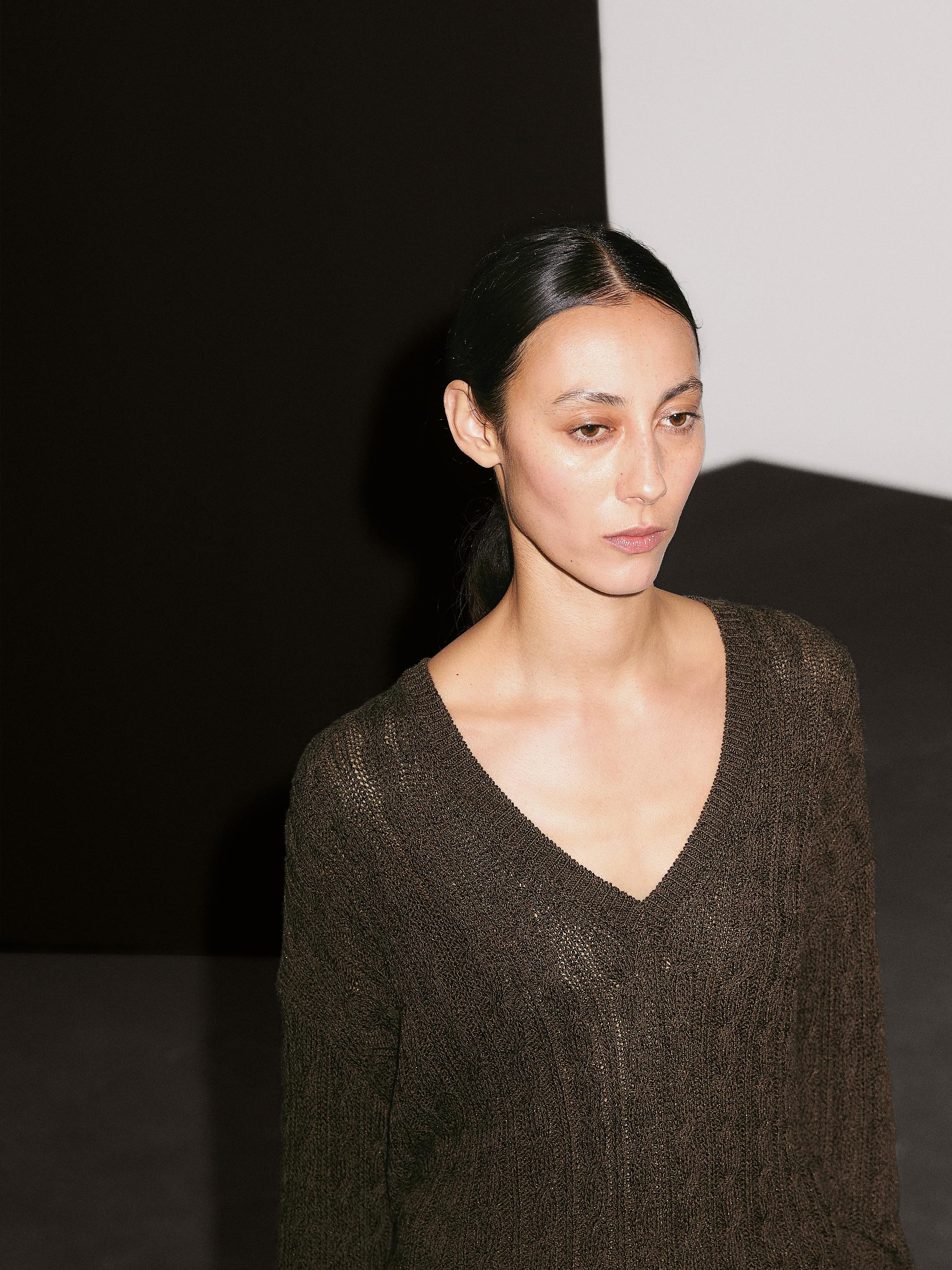 Maglia a trecce con scollo a v