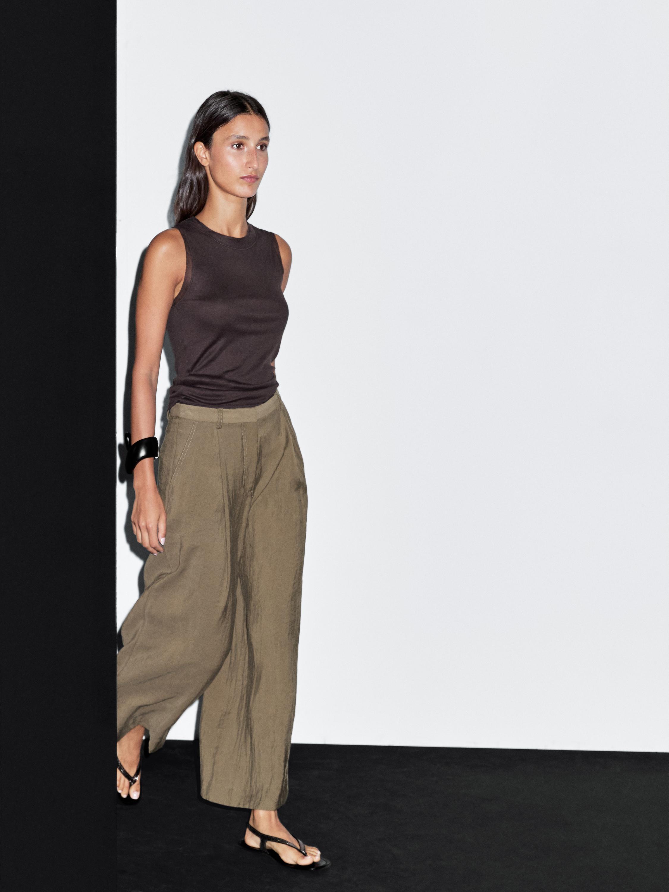 Sleeveless T-shirt with double piping