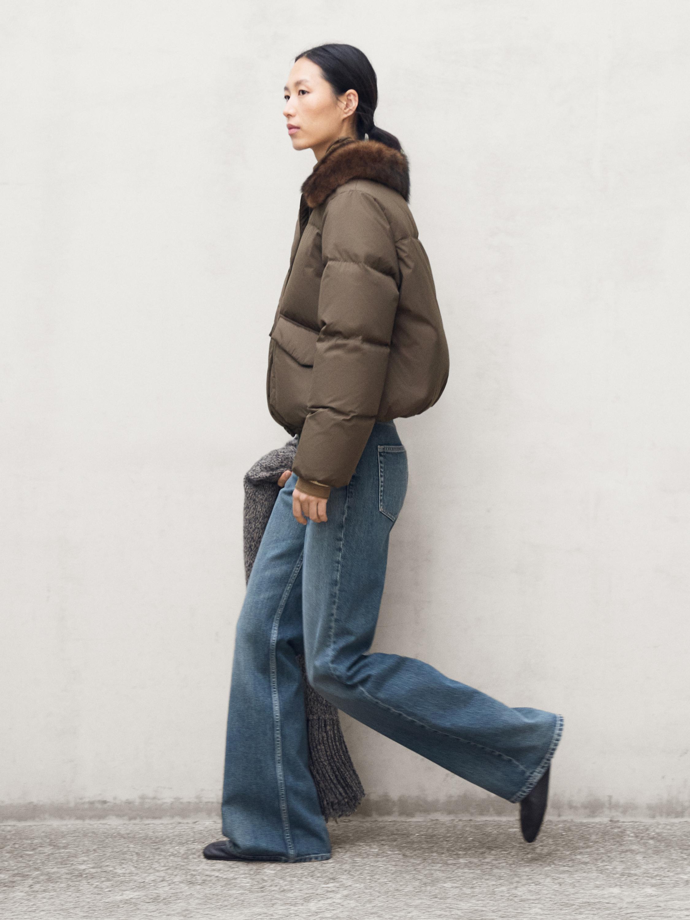 Короткий пуховик с воротником из искусственного меха