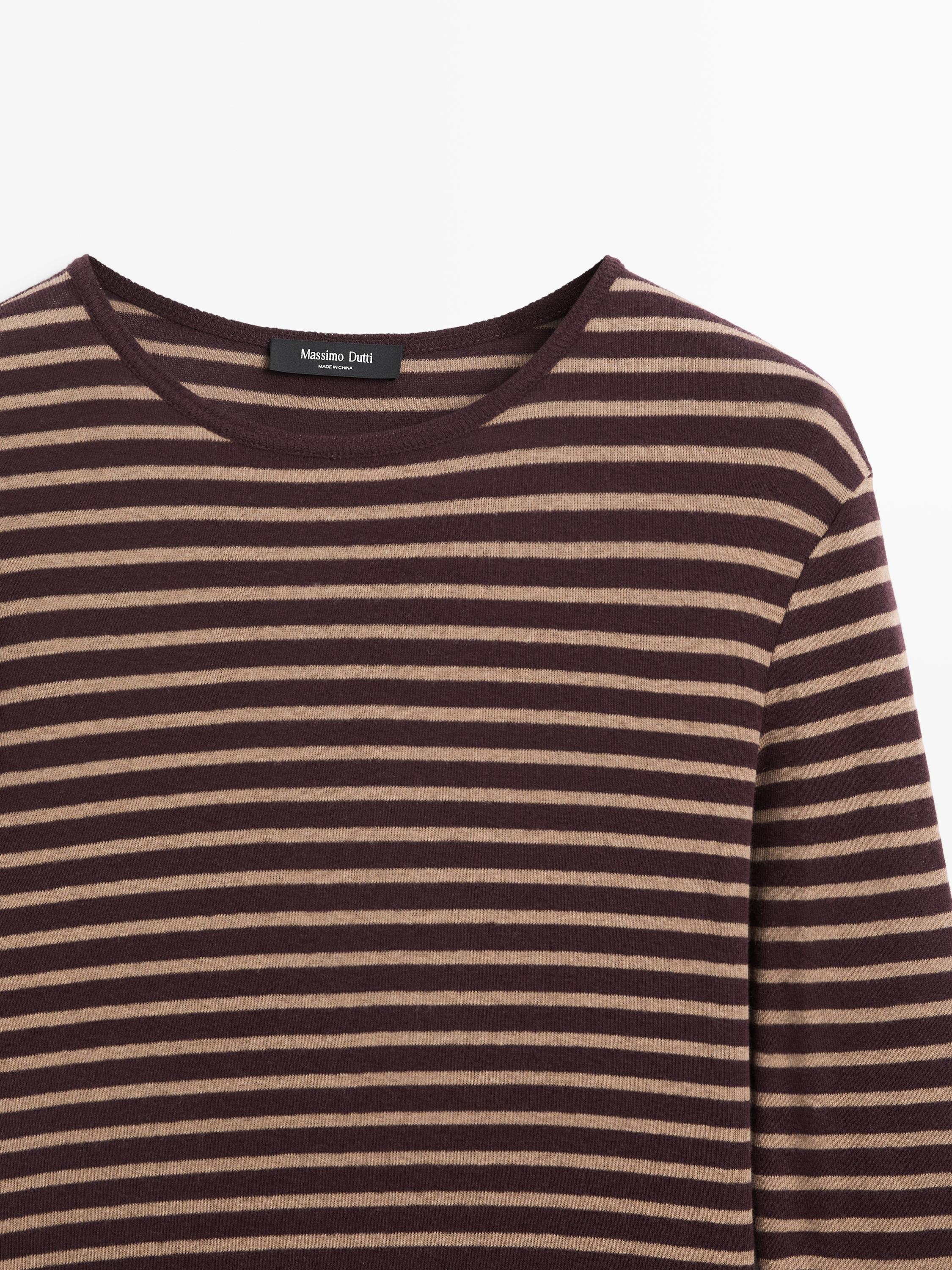 "Plan moyen de t-shirt à manches longues rayé couleur aubergine et beige, col rond."