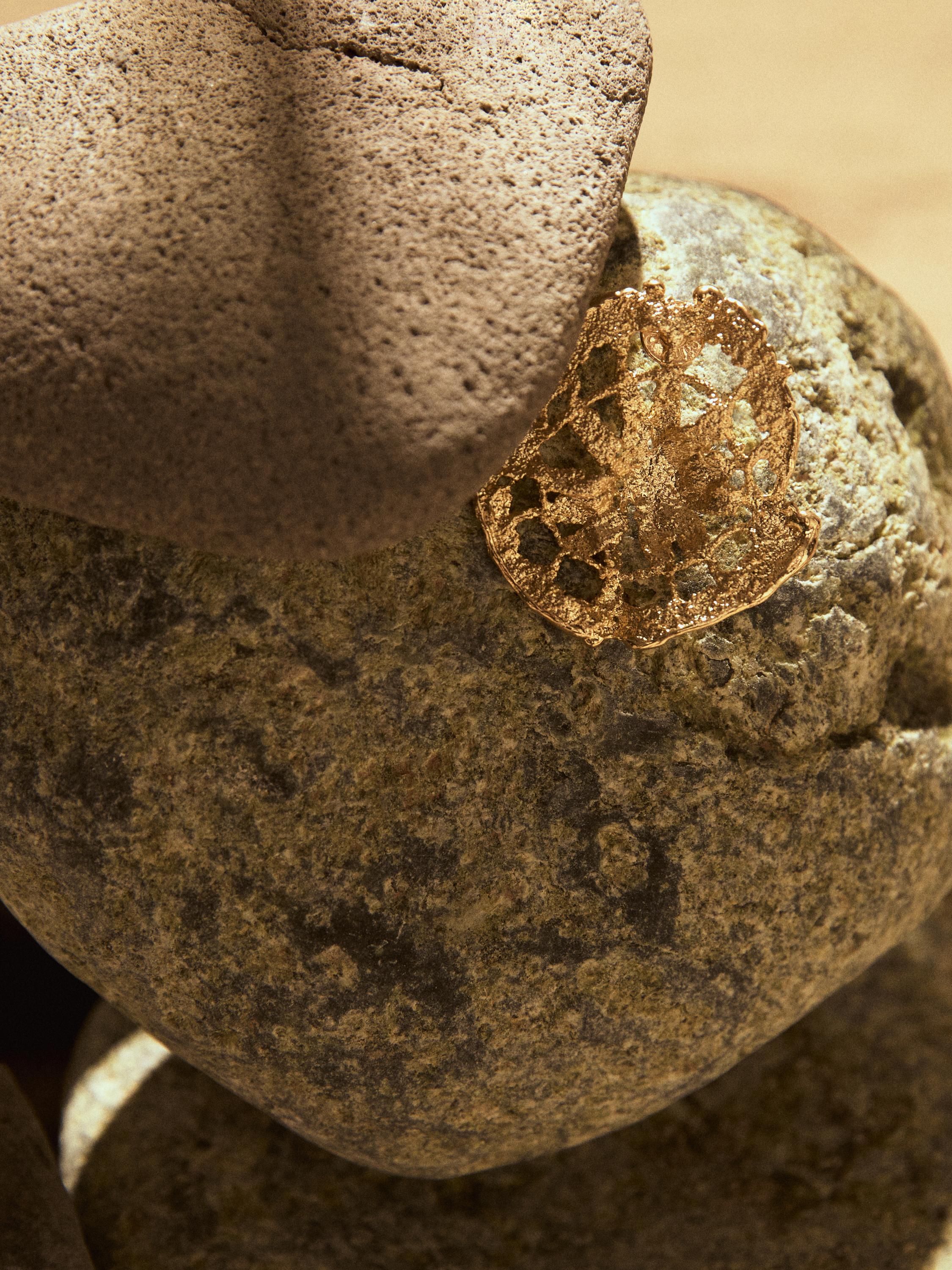 أقراط بارزة الملمس