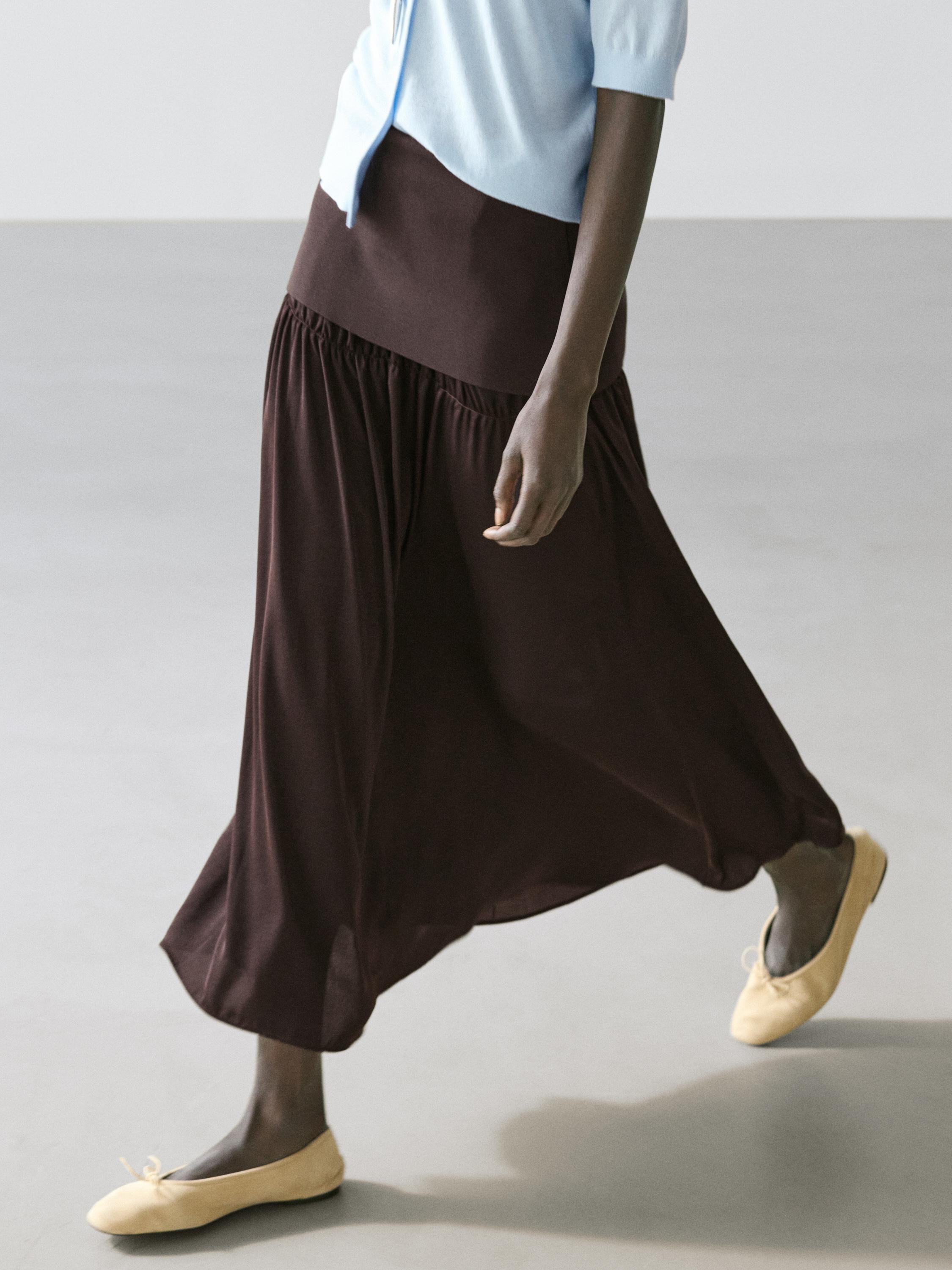 Flowing contrast midi skirt — BLACK