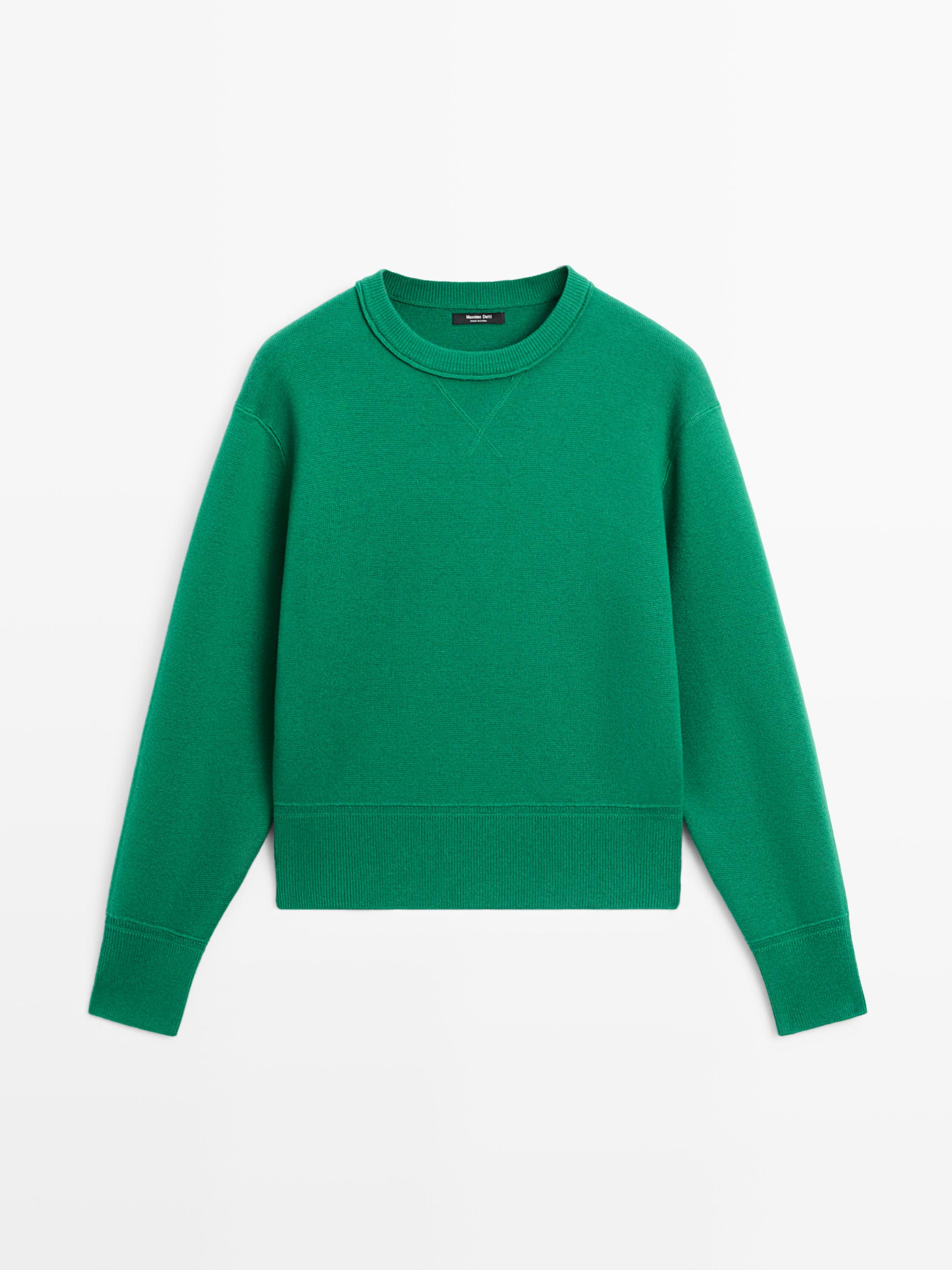 Vorderansicht eines billardgrünen Pullovers mit Rundhalsausschnitt und langen Ärmeln. V-förmige Nahtdetails auf der Brust.