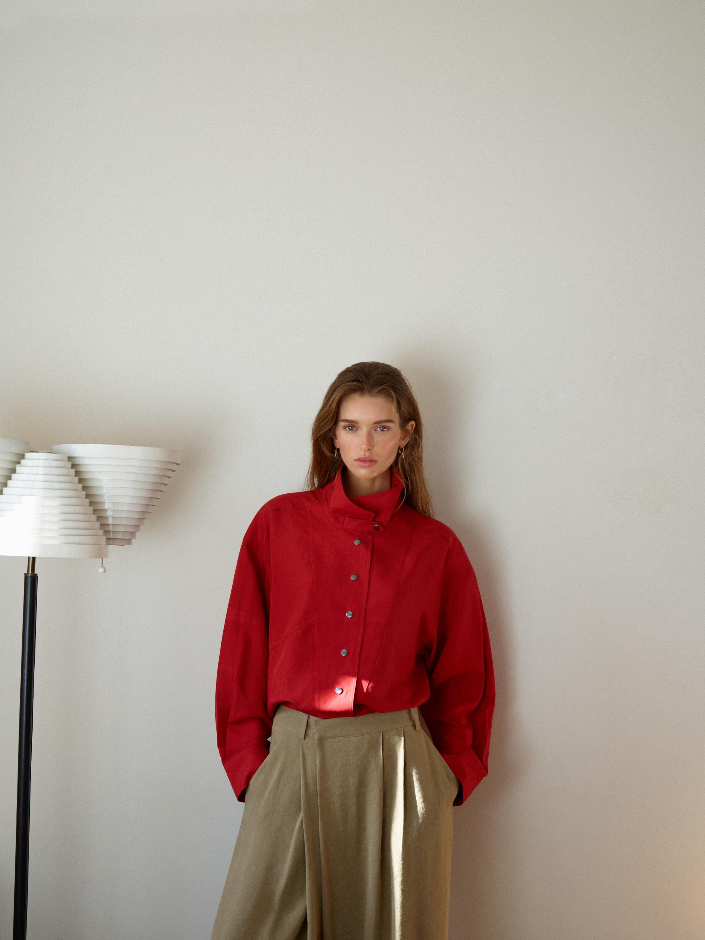 Flowing shirt with snap buttons