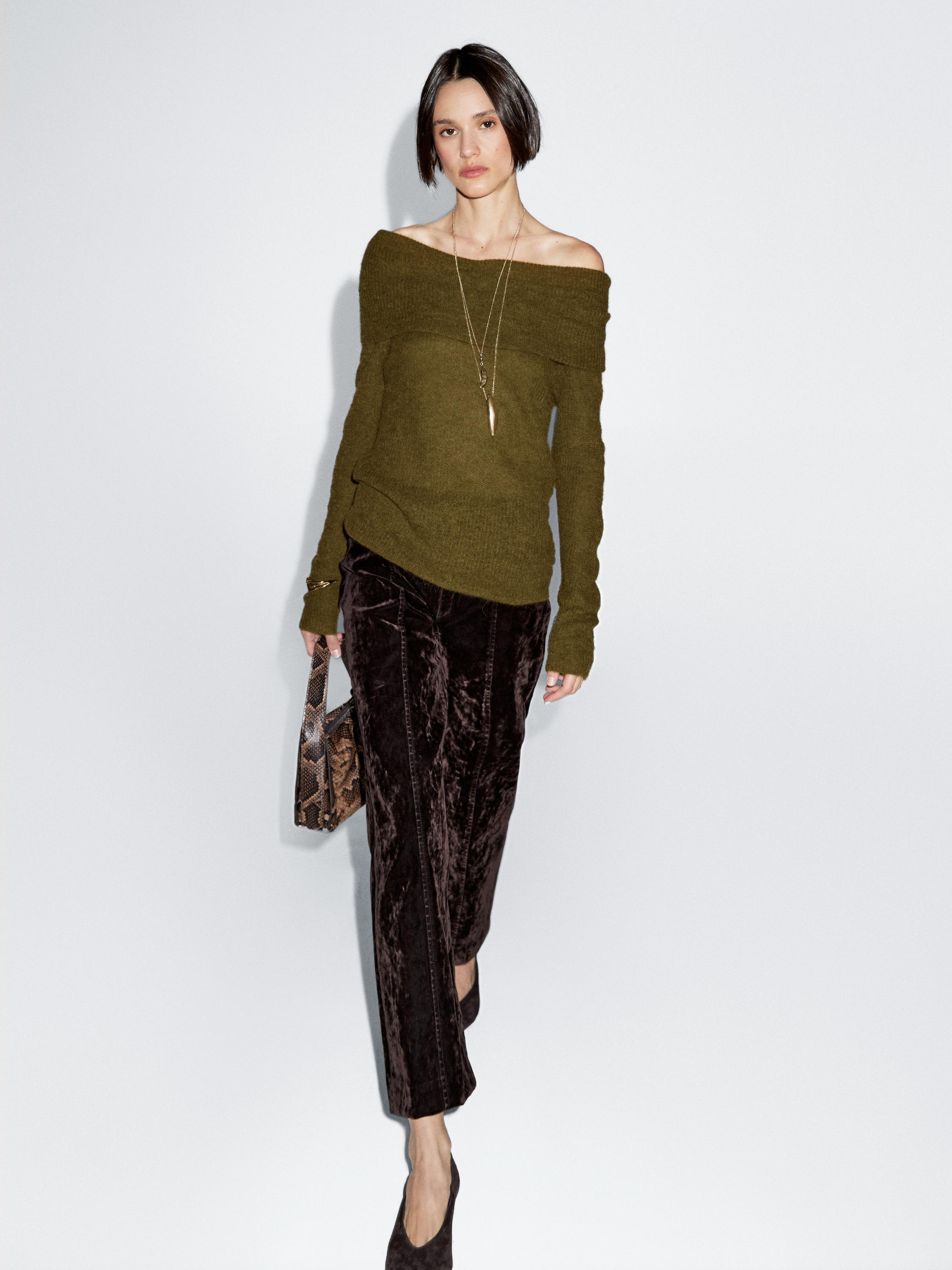 Kavbojke na zvonec z visokim pasom kosmatenim zaključkom