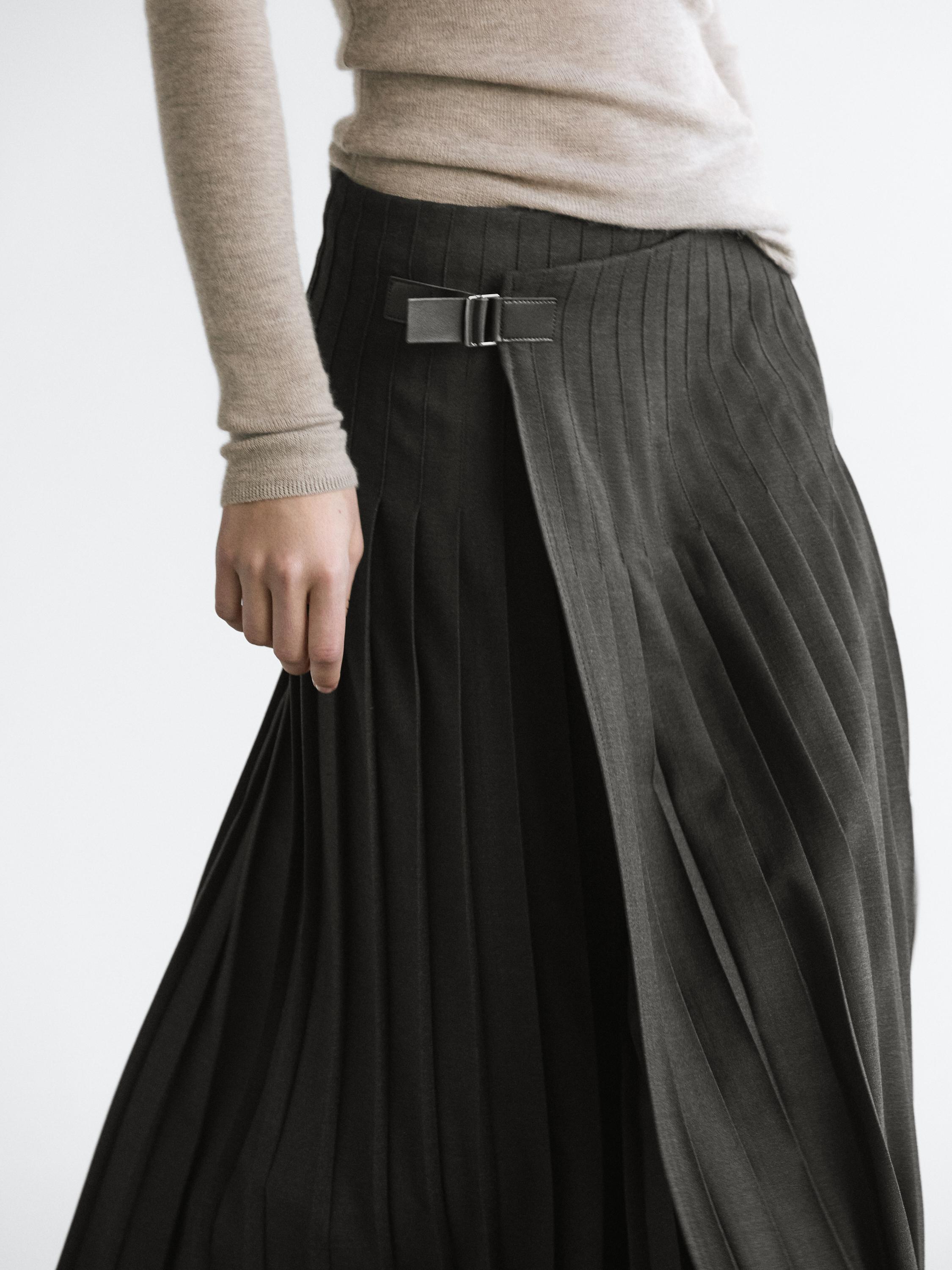 Plissierter Midirock mit Applikationsdetail