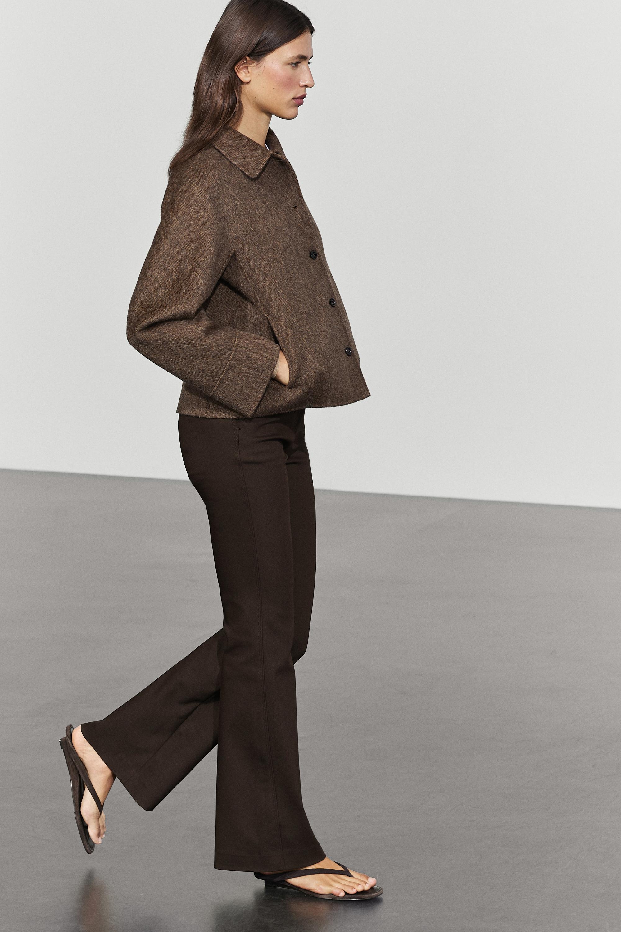 Short buttoned coat — BROWN