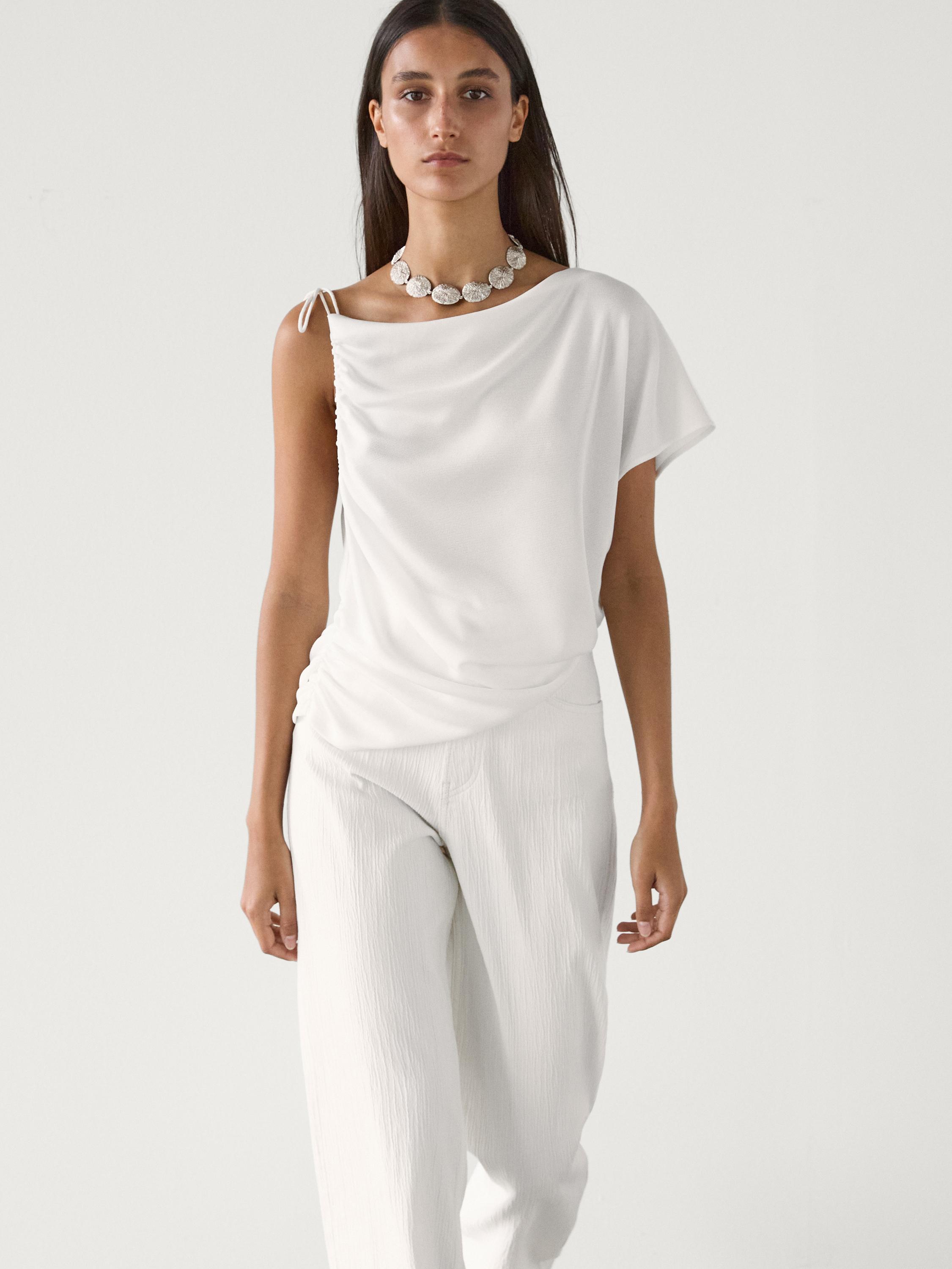 Top drapé à encolure asymétrique