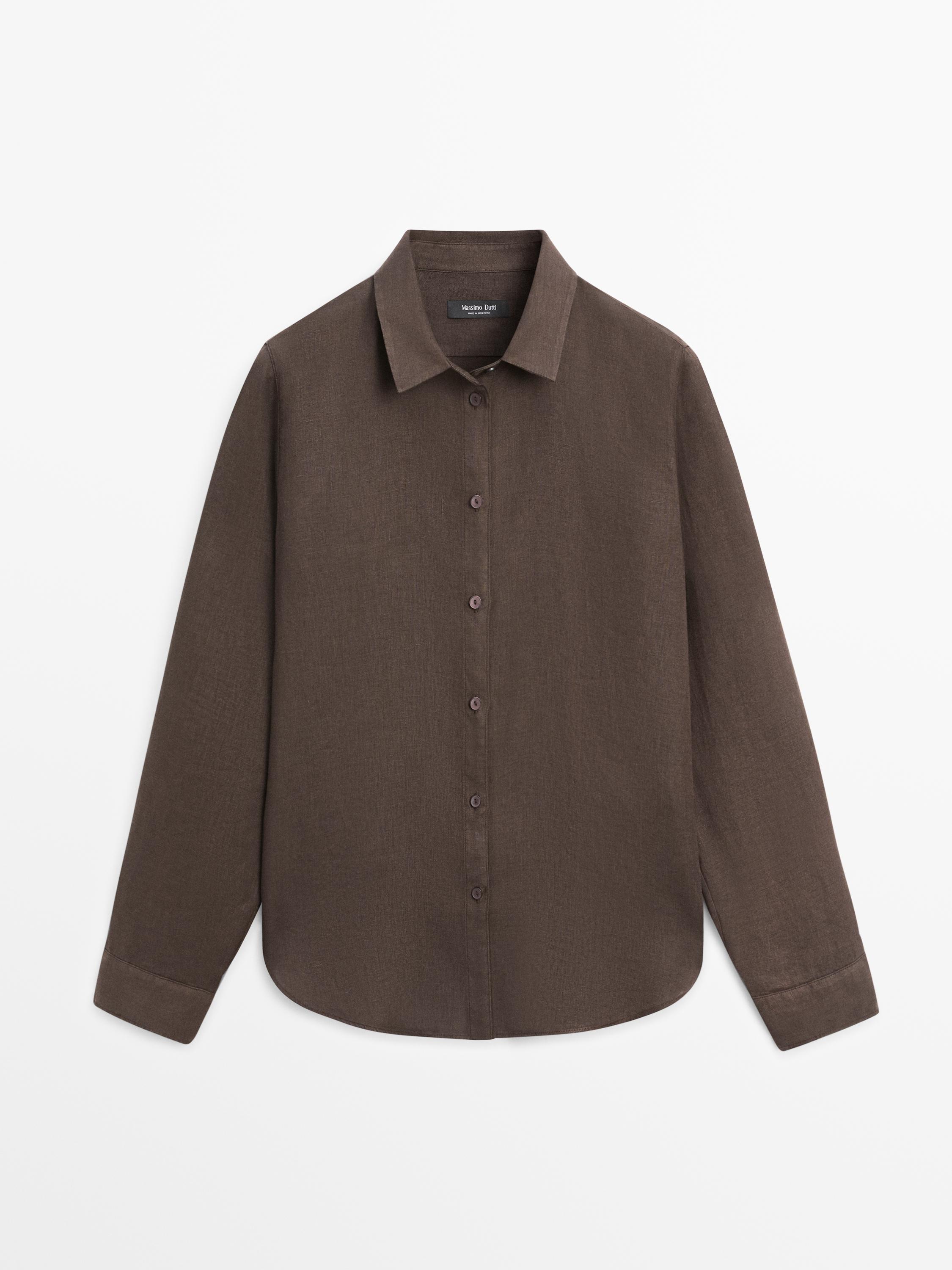 Vista frontal de camisa marrón con cuello clásico y botonadura central. Mangas largas y corte recto.