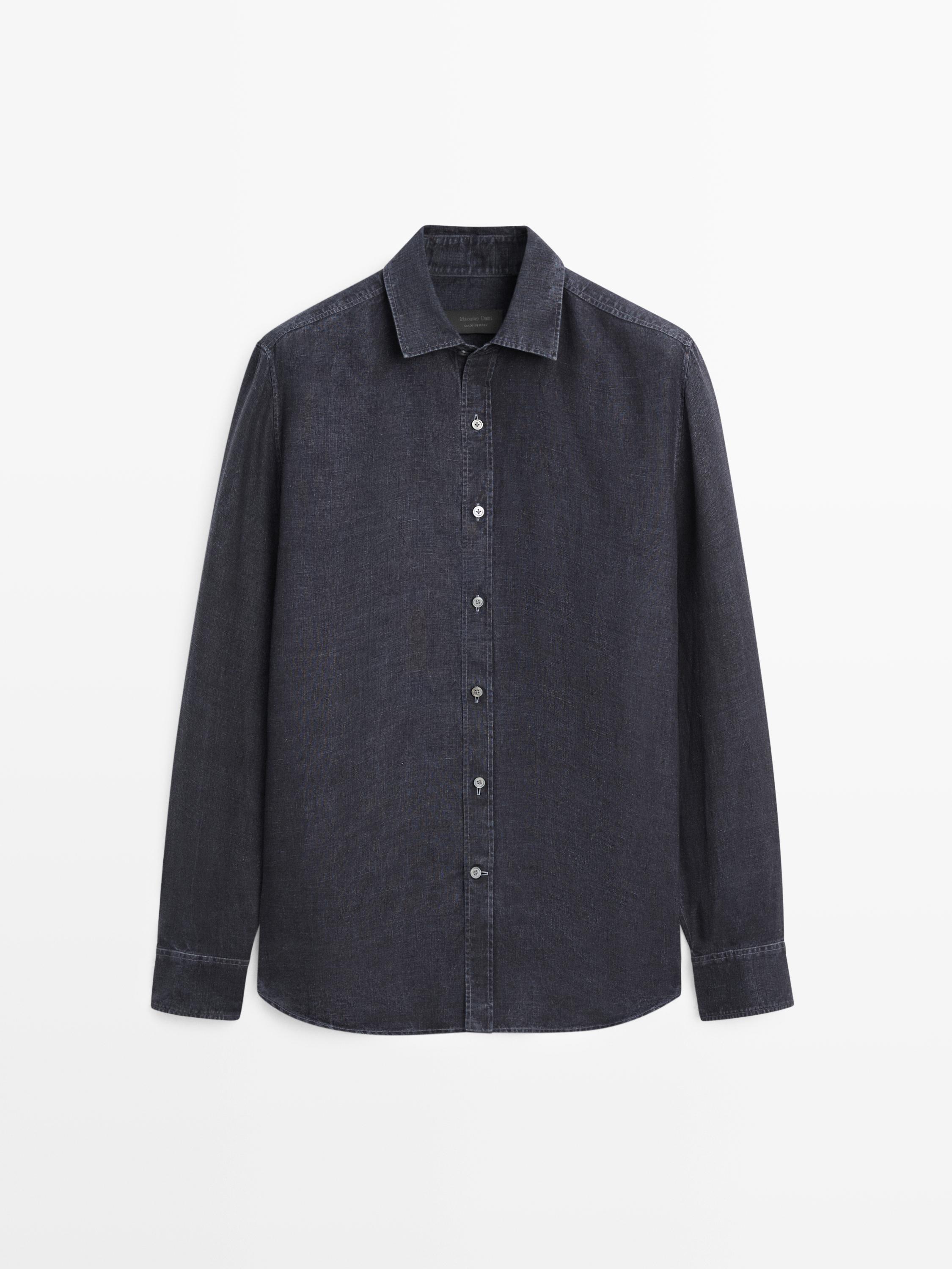 Vista frontal de camisa casual de manga larga en color índigo con botonadura central y cuello clásico.