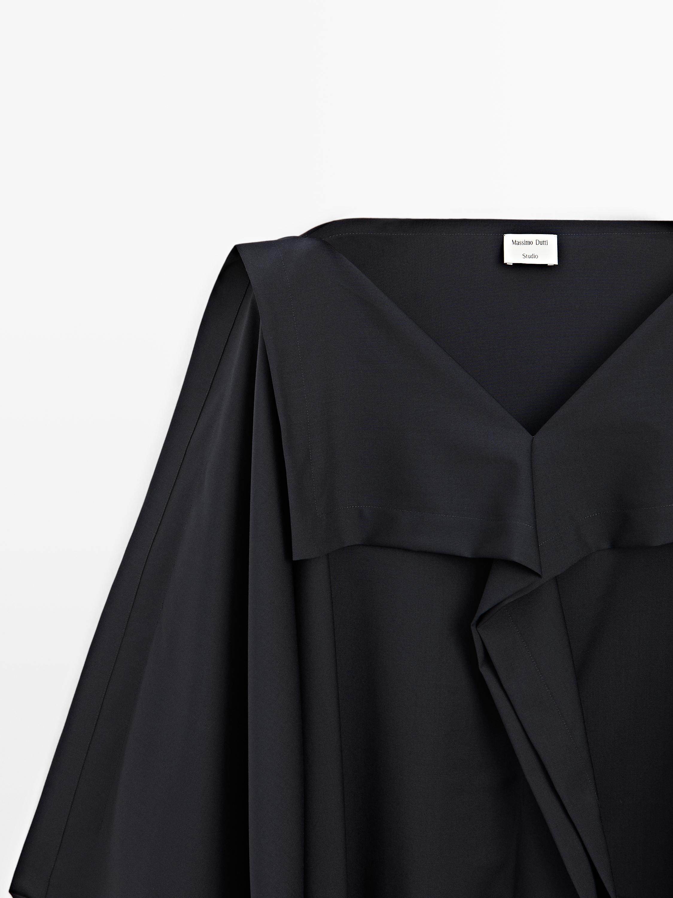 Blusa com decote em bico e volume - STUDIO