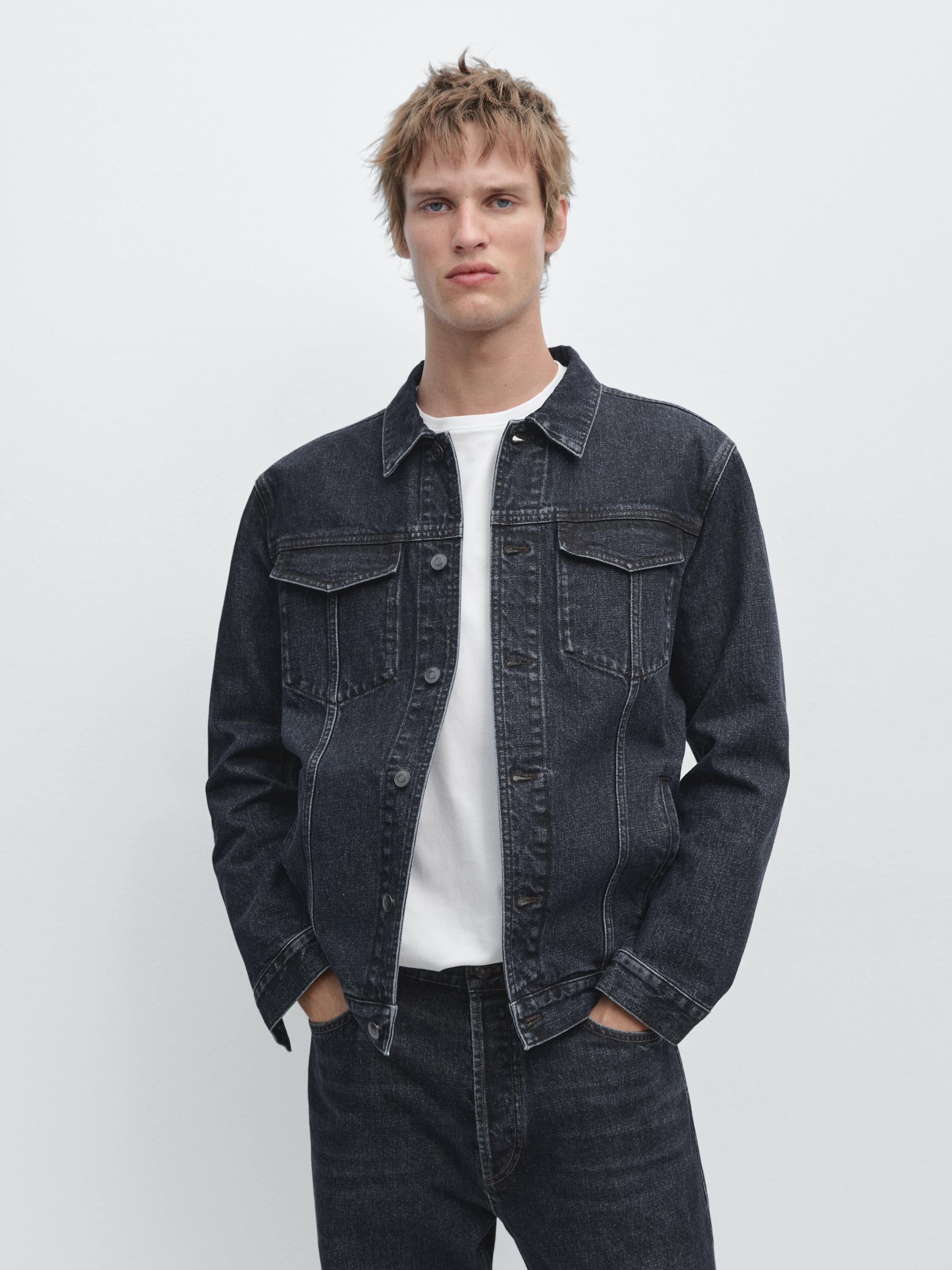 Conjunto de casaco de ganga azul-marinho com bolsos frontais e jeans a combinar.