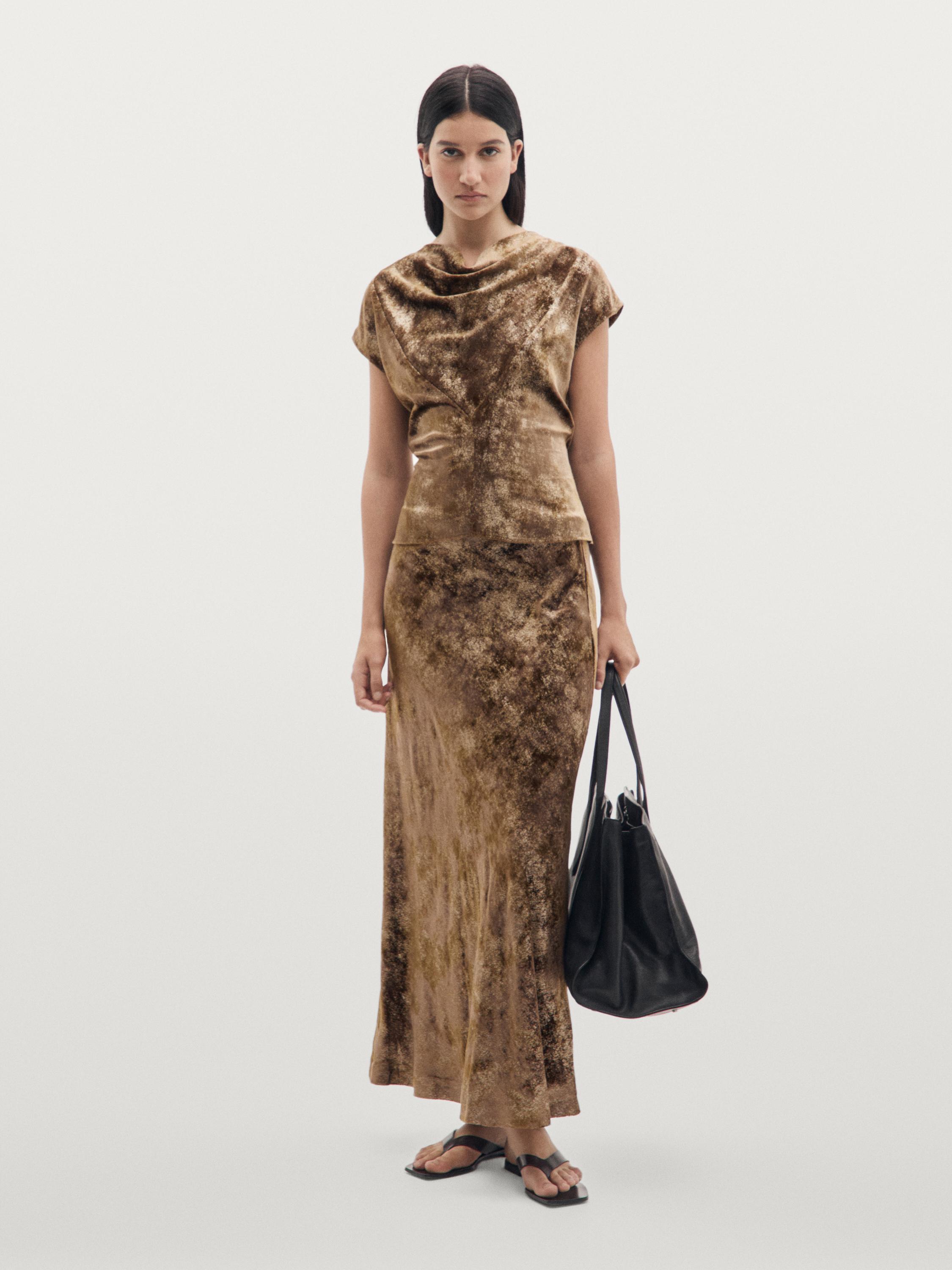 توب بياقة واسعة ملتفة ومظهر معدني