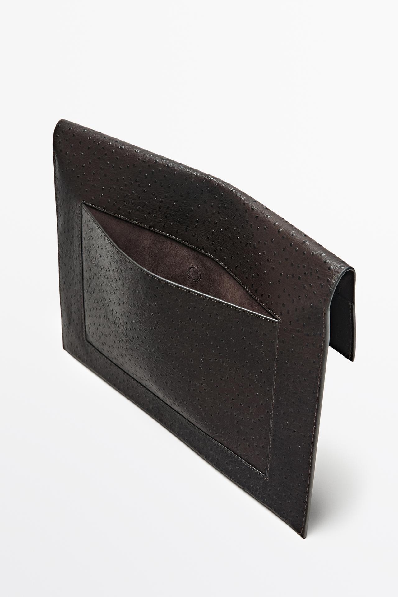 Textured laptop sleeve — BROWN