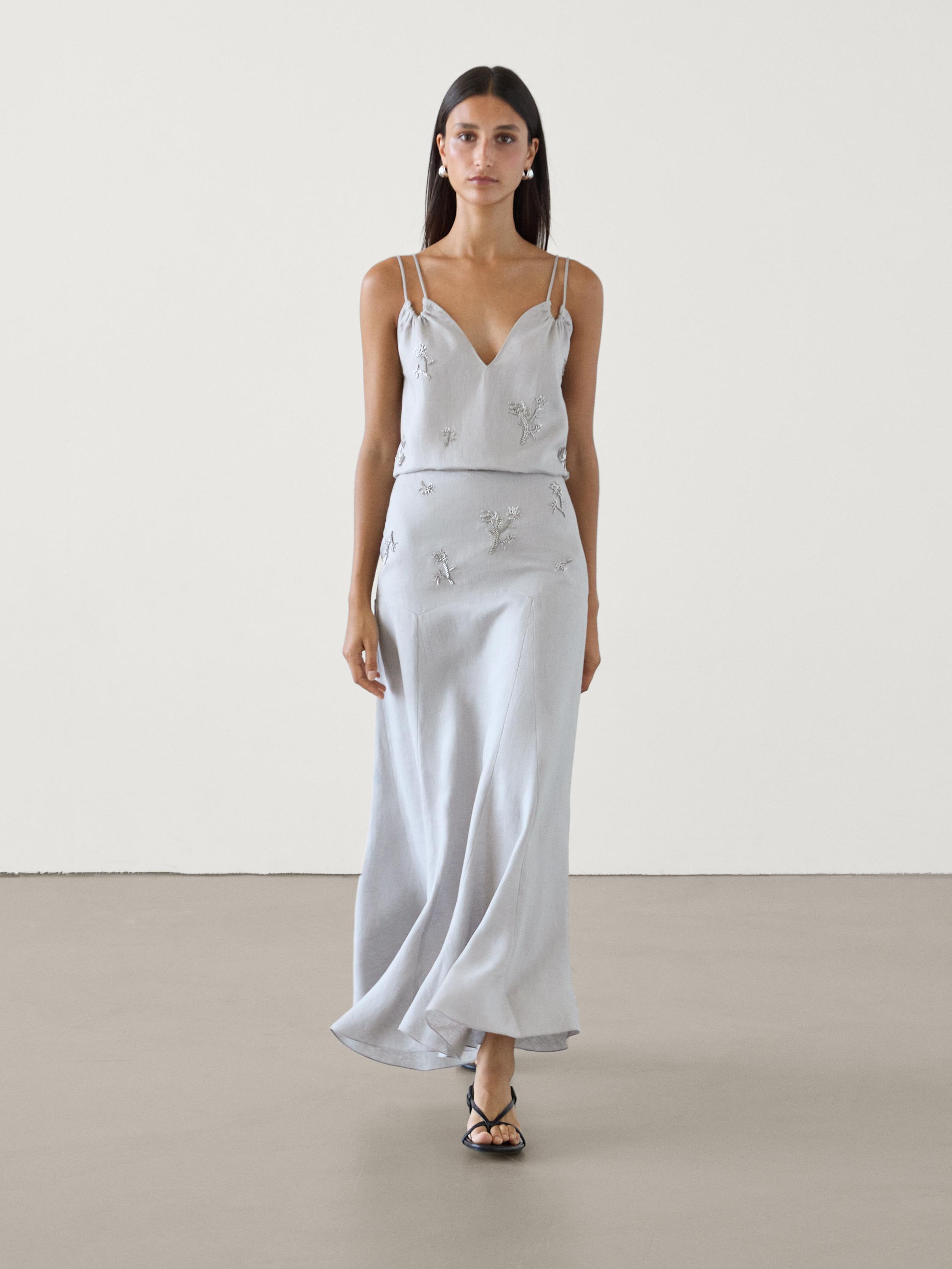 Ensemble robe longue grise à fines bretelles et broderies florales, sandales noires