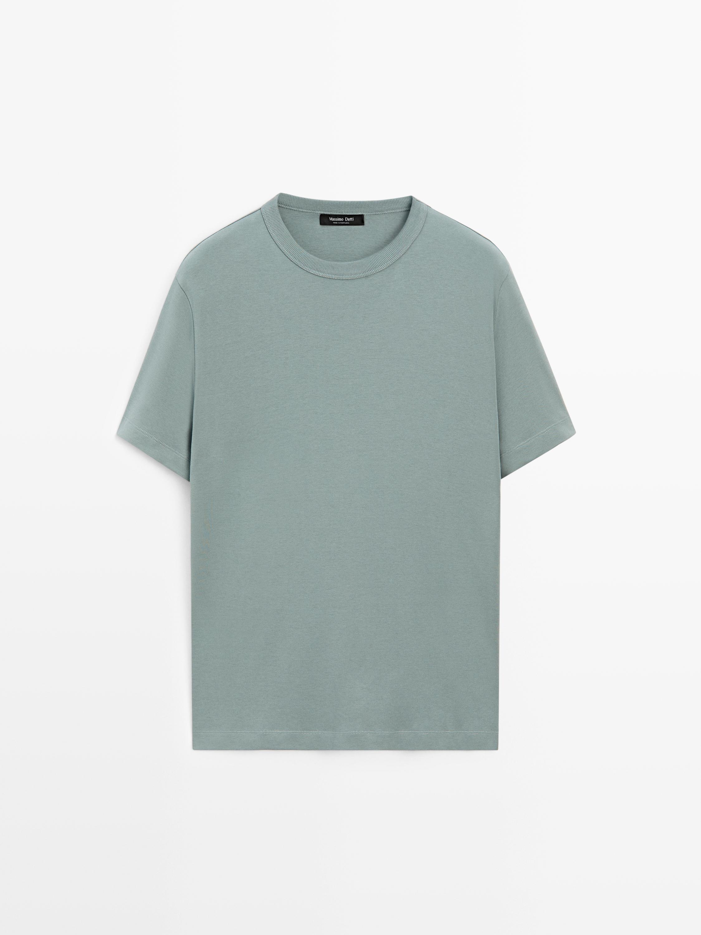 Vista frontal de camiseta gris azul de manga corta y cuello redondo.