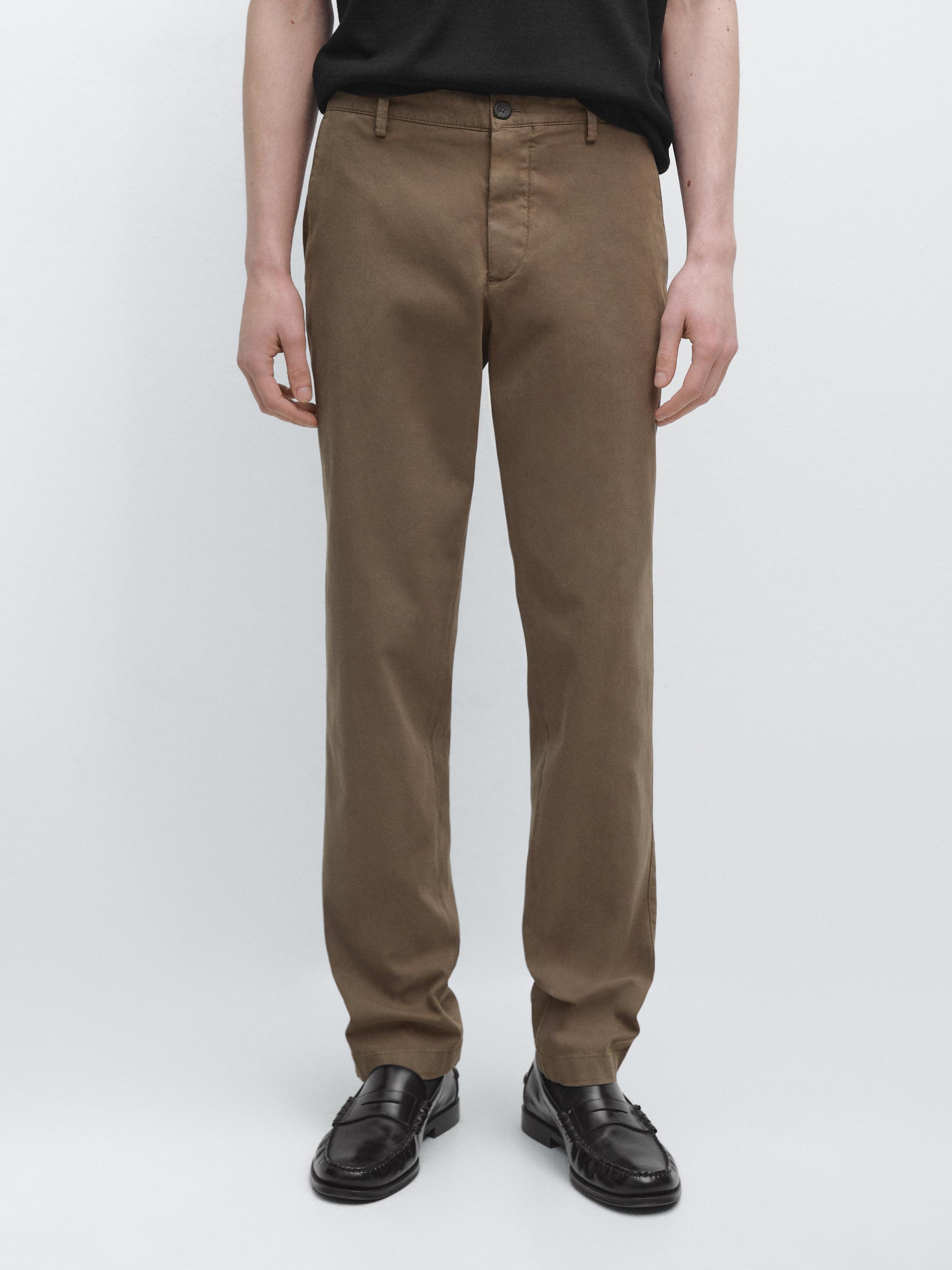 Rudas mikrostruktūros slim fit kelnių komplektas su šoninėmis kišenėmis ir priekine saga.