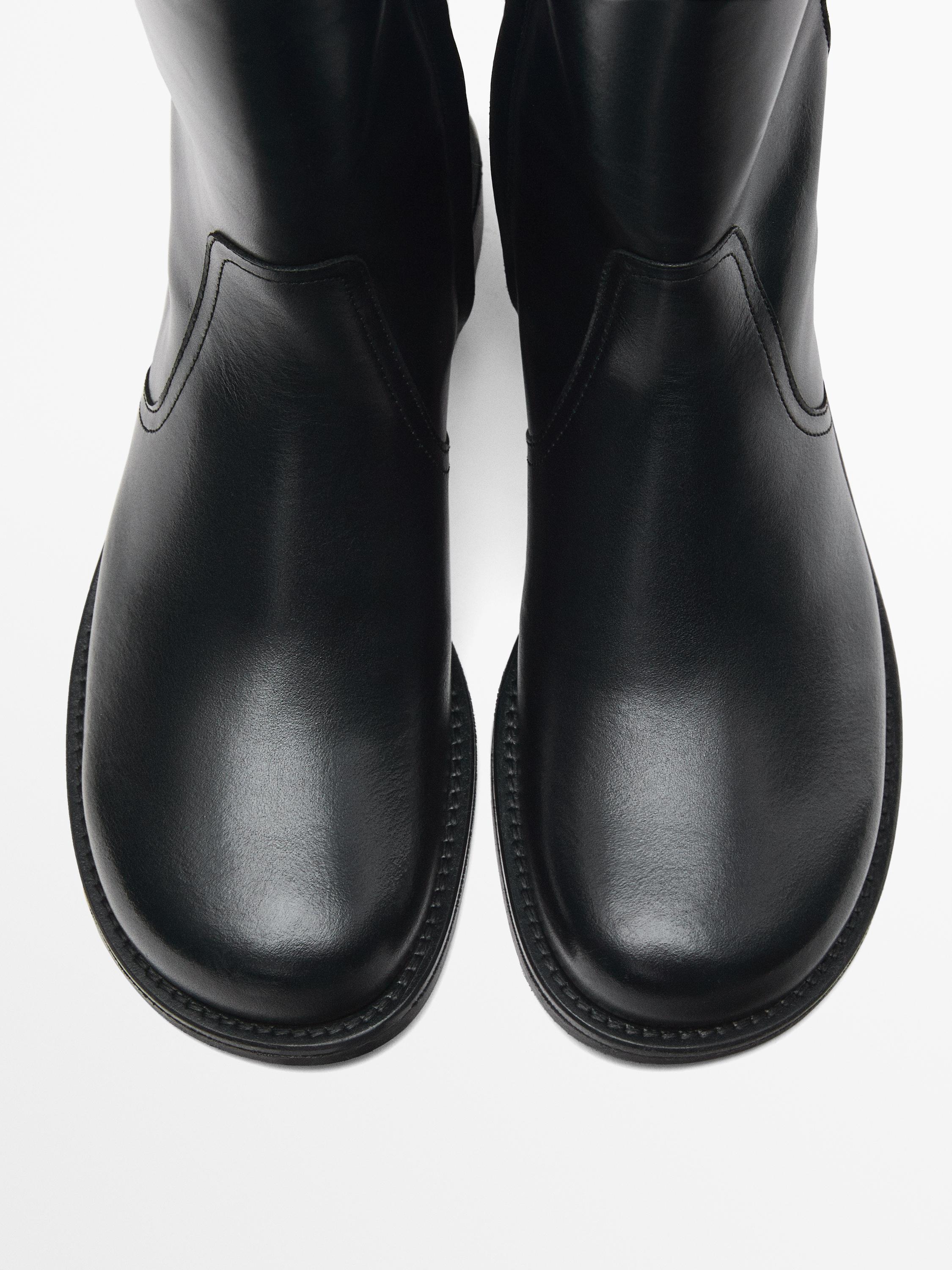 Flat boots with rounded toe
