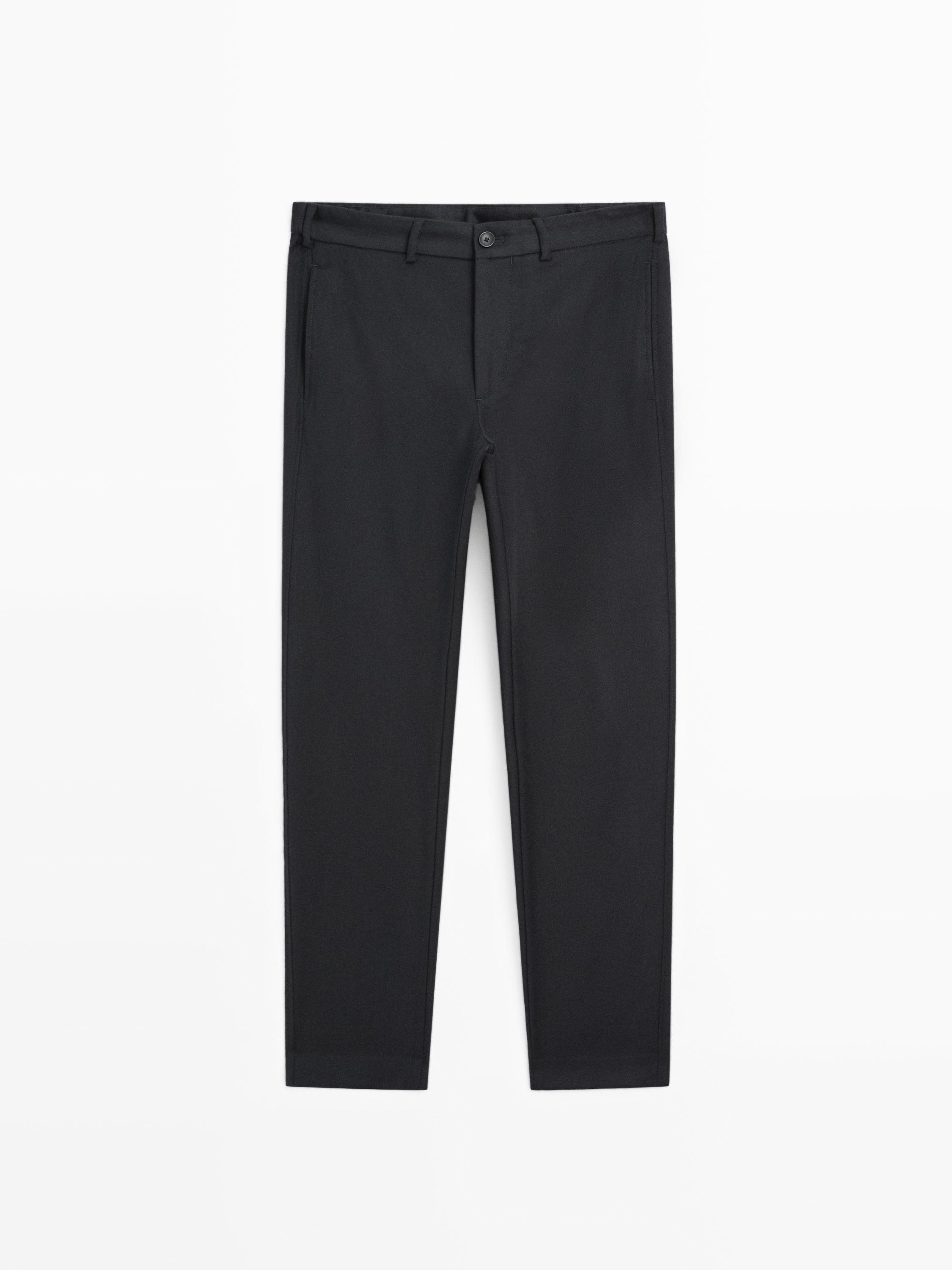 Vue de face d'un pantalon gris foncé avec des poches latérales et une fermeture à bouton.