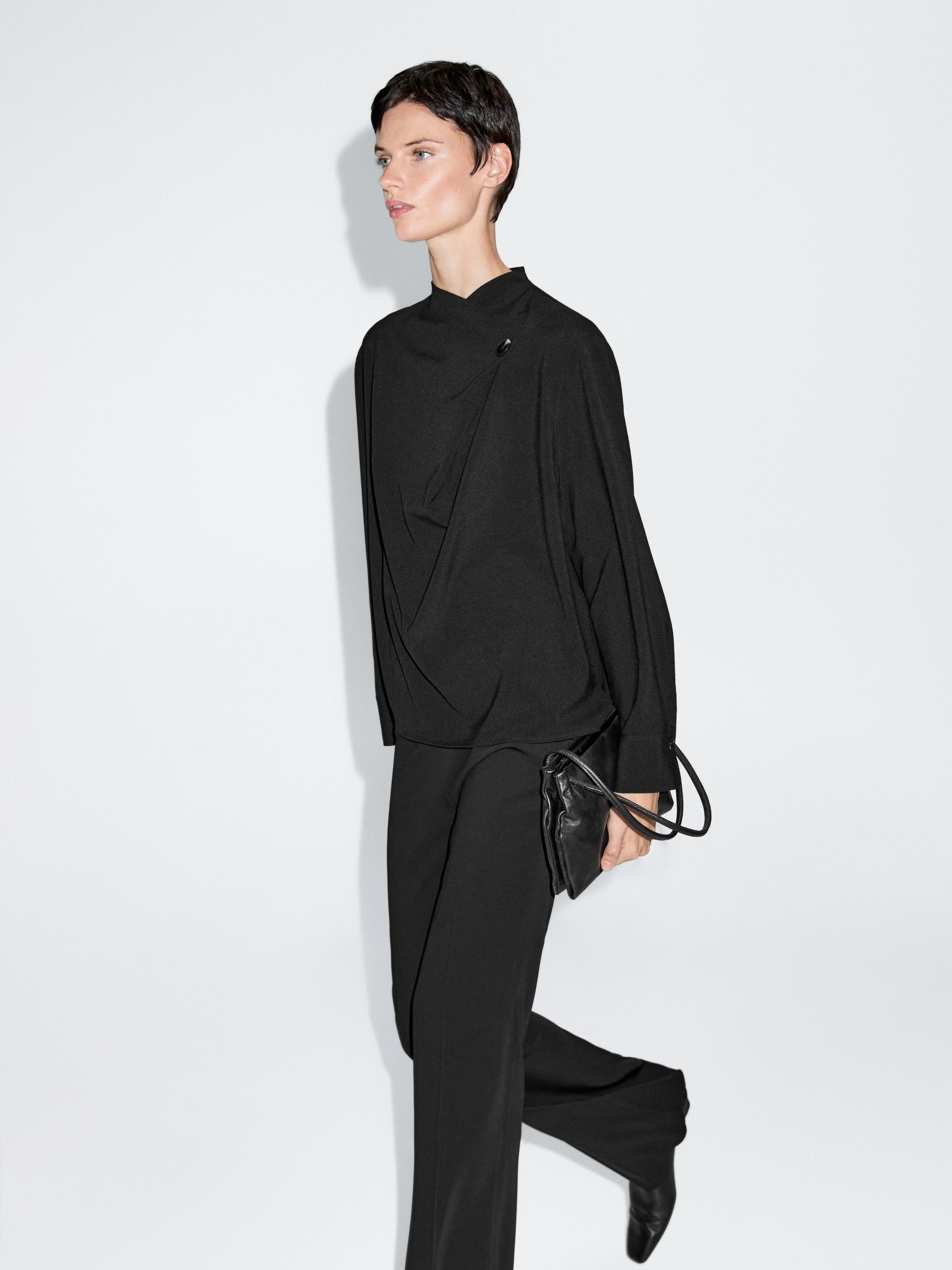 Blusa con detalle de cruce y botón