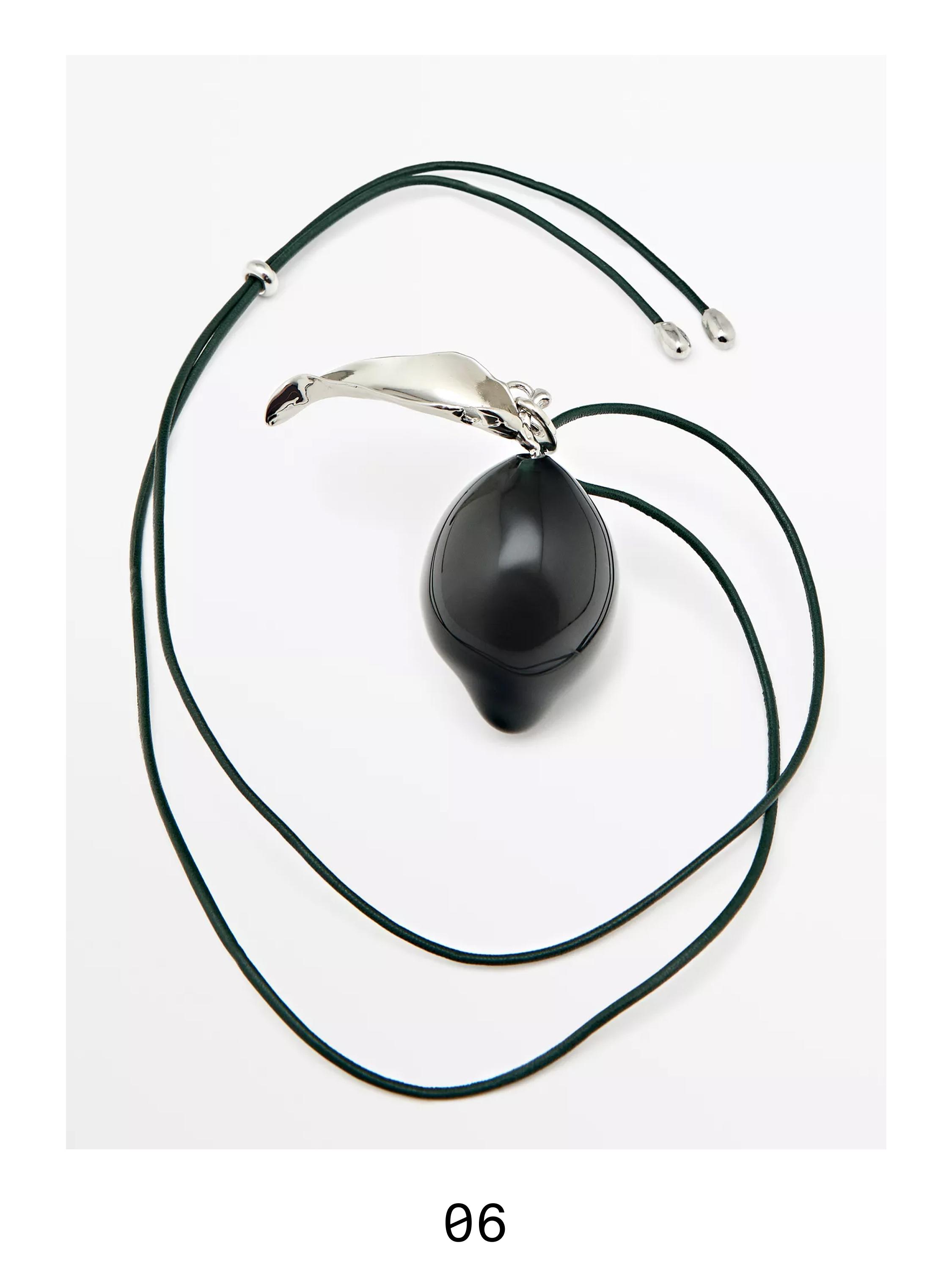 Pendant with glass lemon piece — SILVER