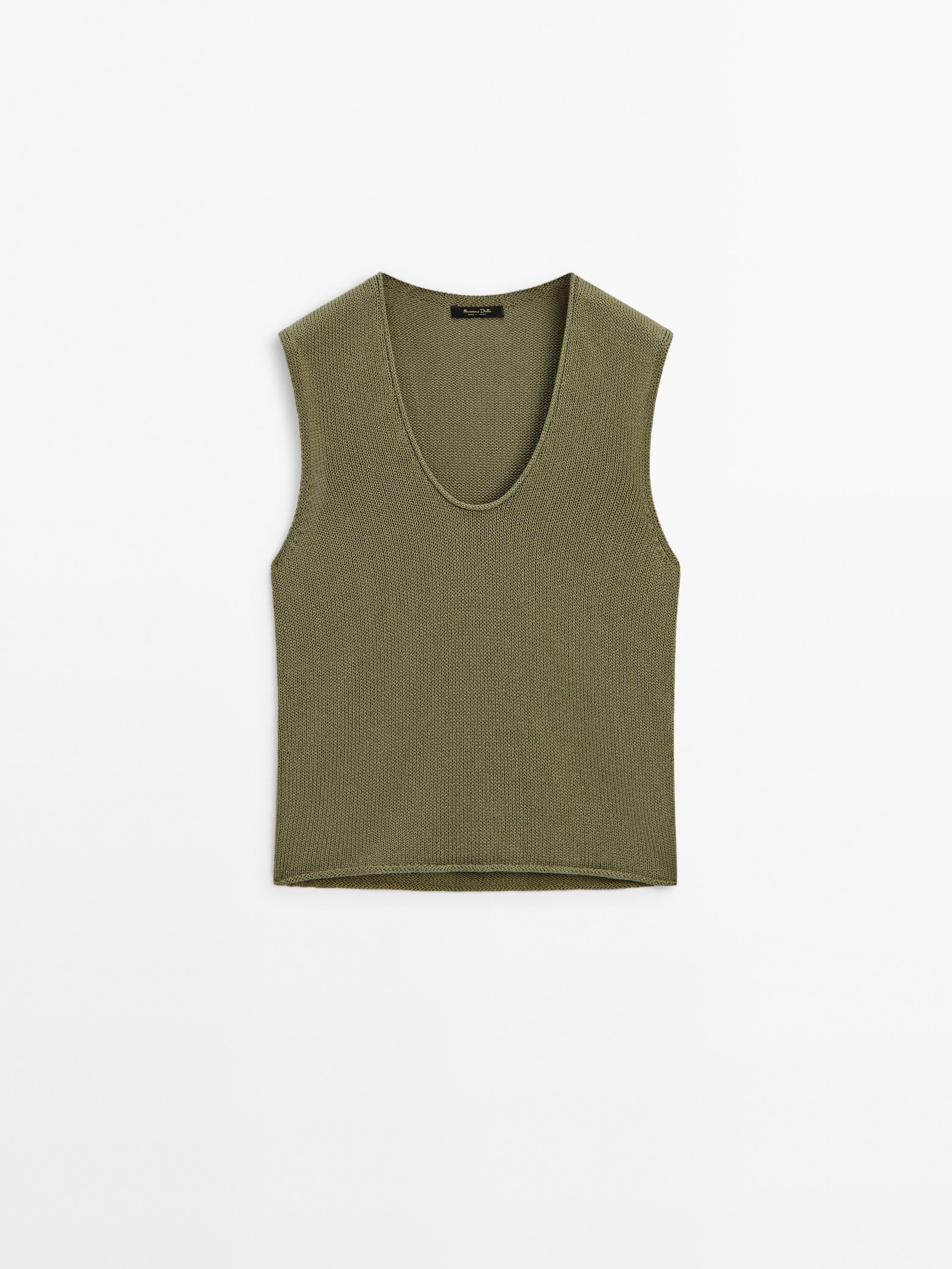 Knit top with neckline detail