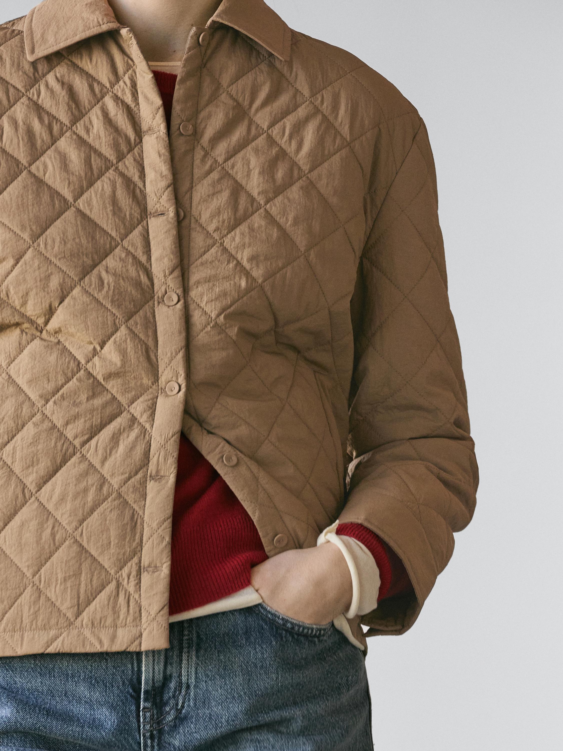 Chaqueta corta acolchada cuello camisero