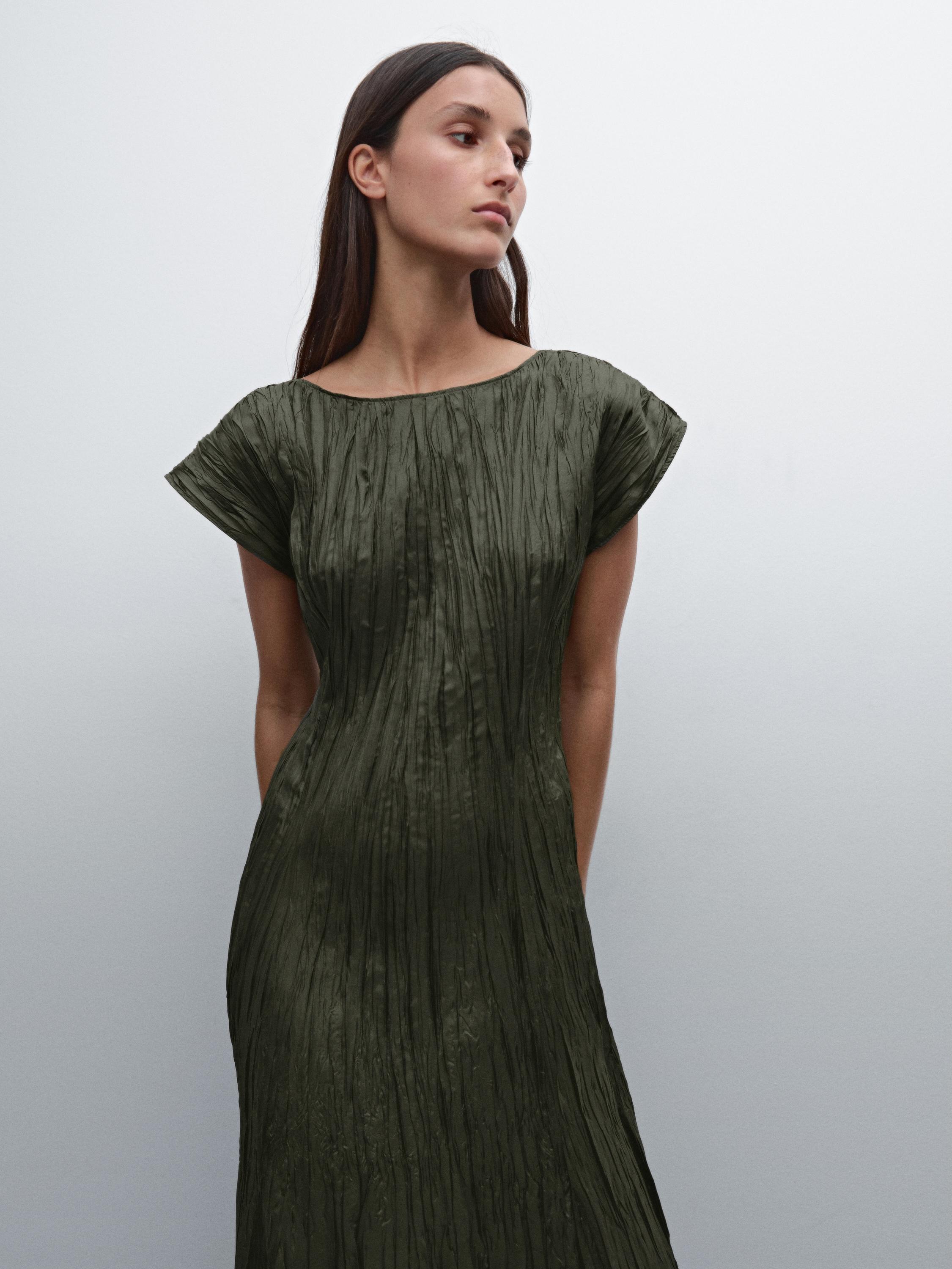 Robe longue plissée satinée