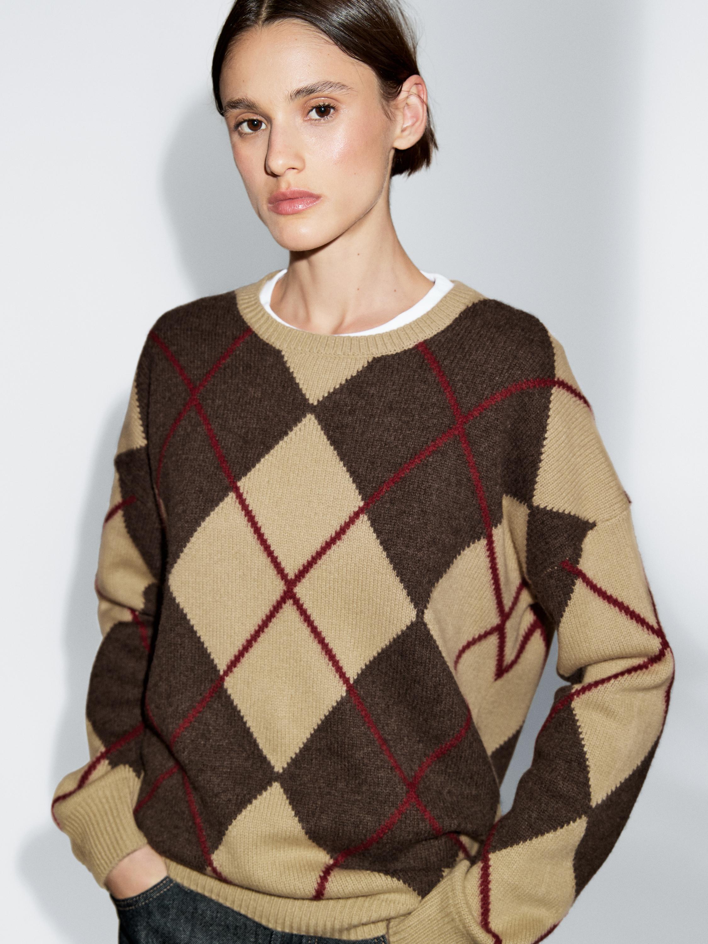 Rombimustriga villasegust kootud kampsun