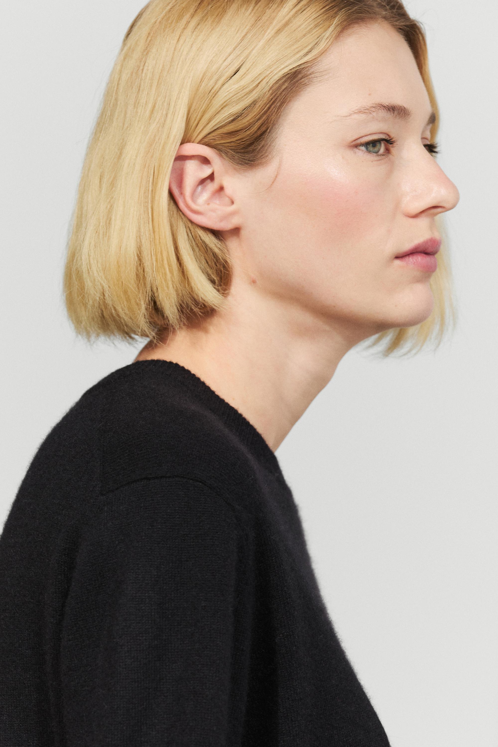 100% cashmere long sleeve sweater — BLACK
