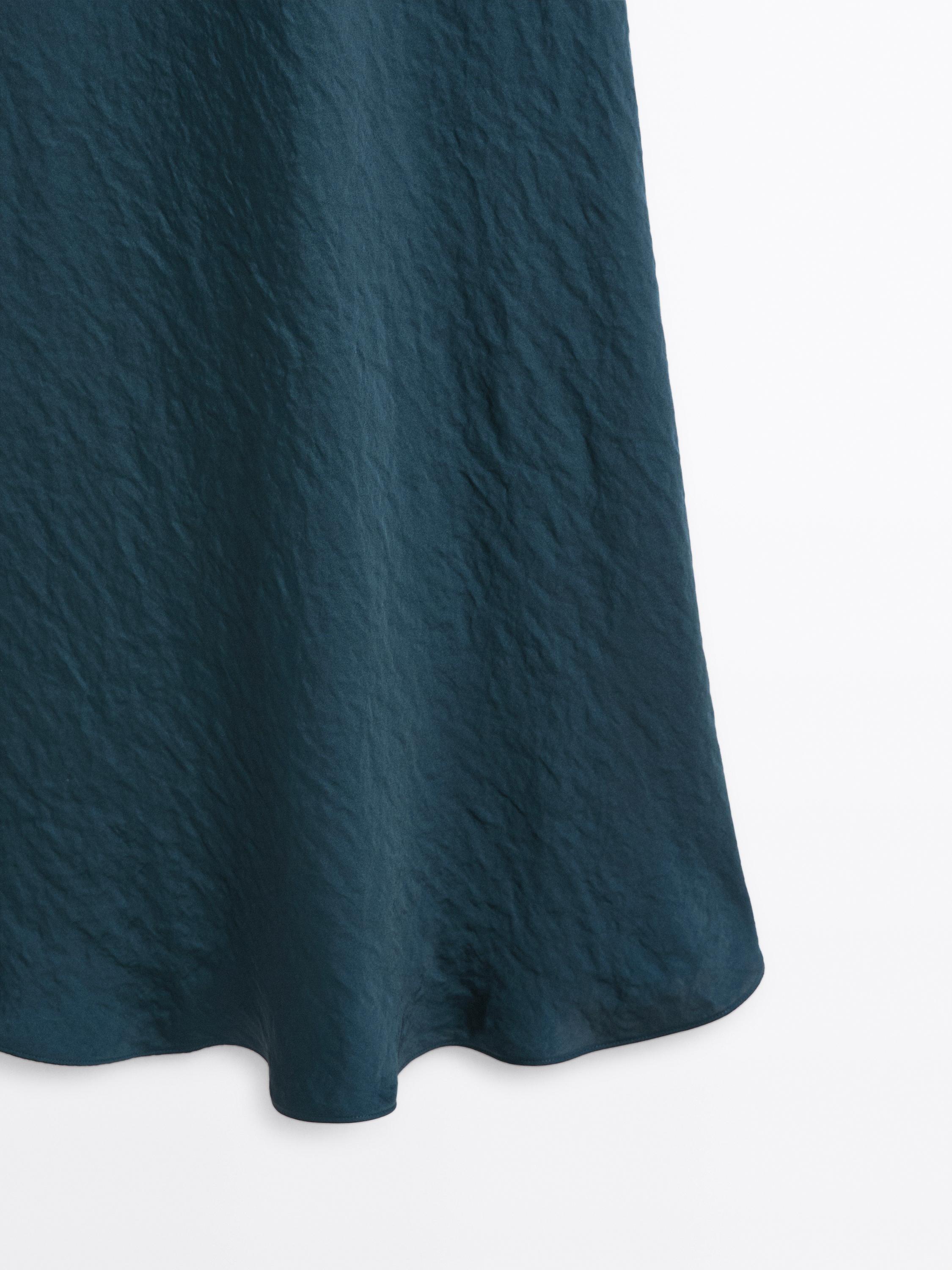 Robe satinée à col rond