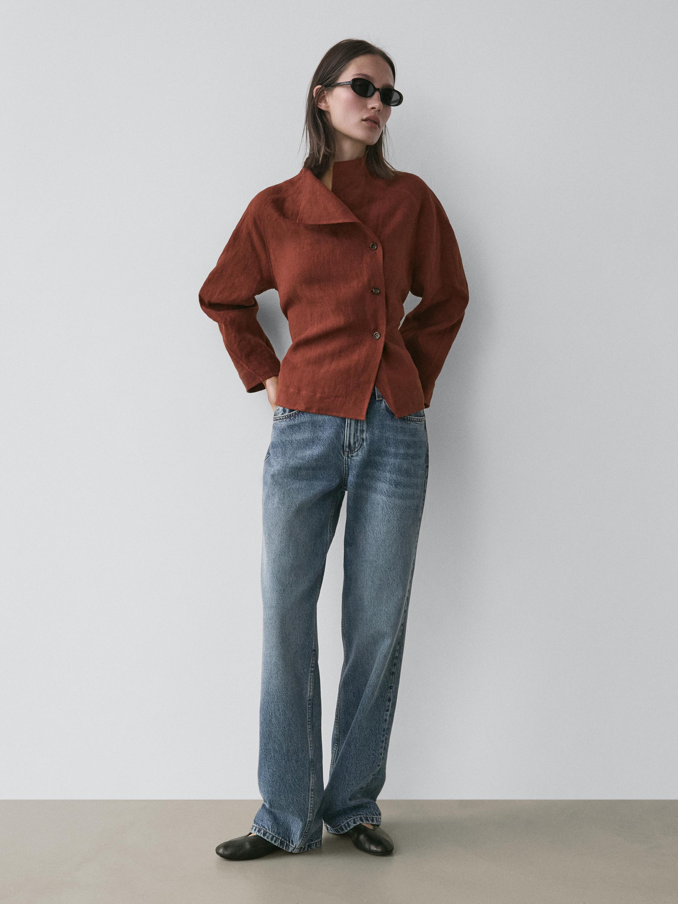 Conjunto de kimono teja con botones y lazada, combinado con jeans azules de corte recto y zapatos negros.