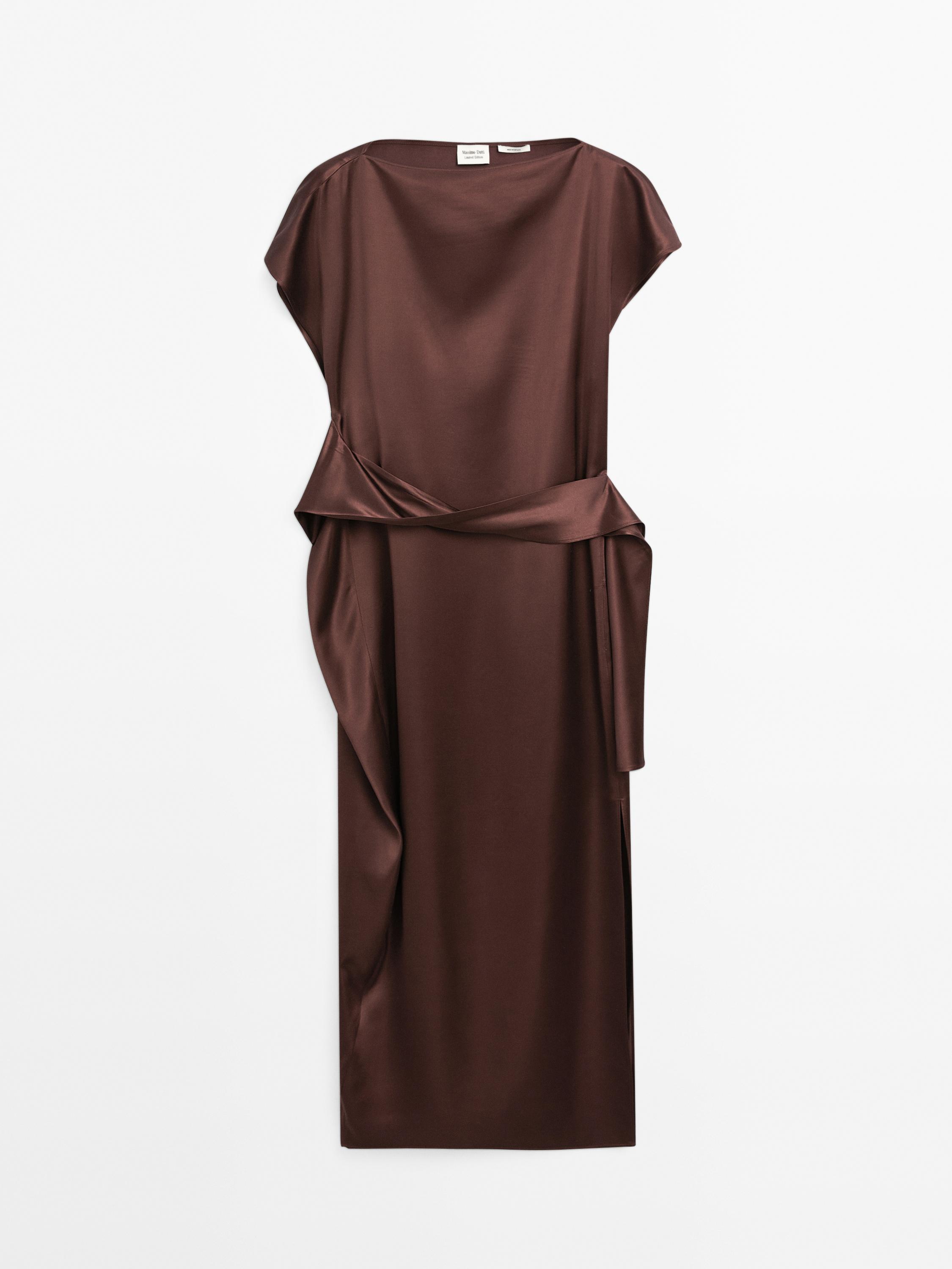 Satiniertes Kleid mit Gürtel - Limited Edition