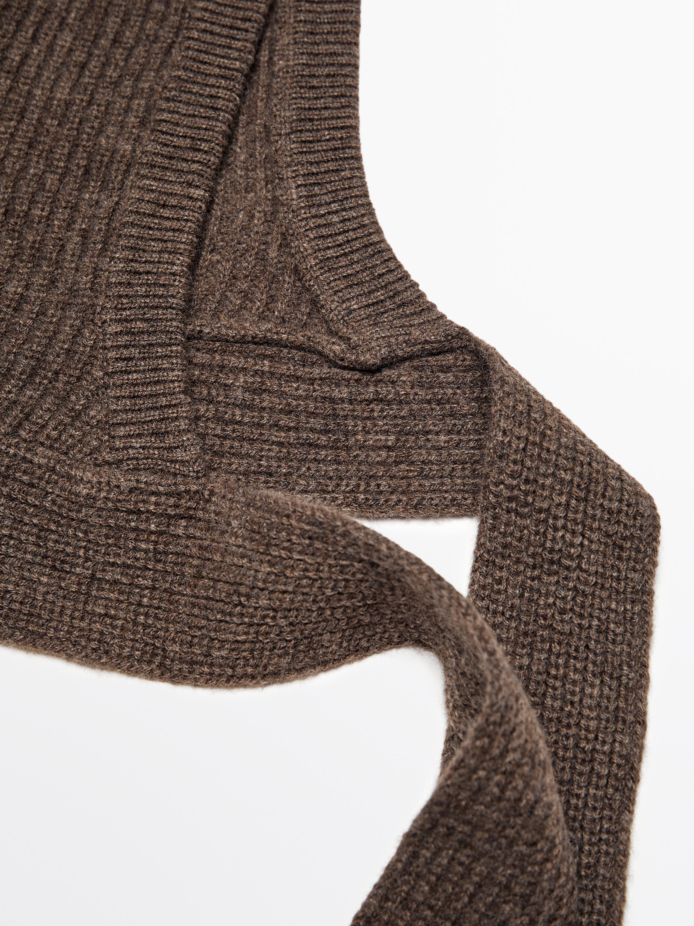 Strikket hætte med bindebånd