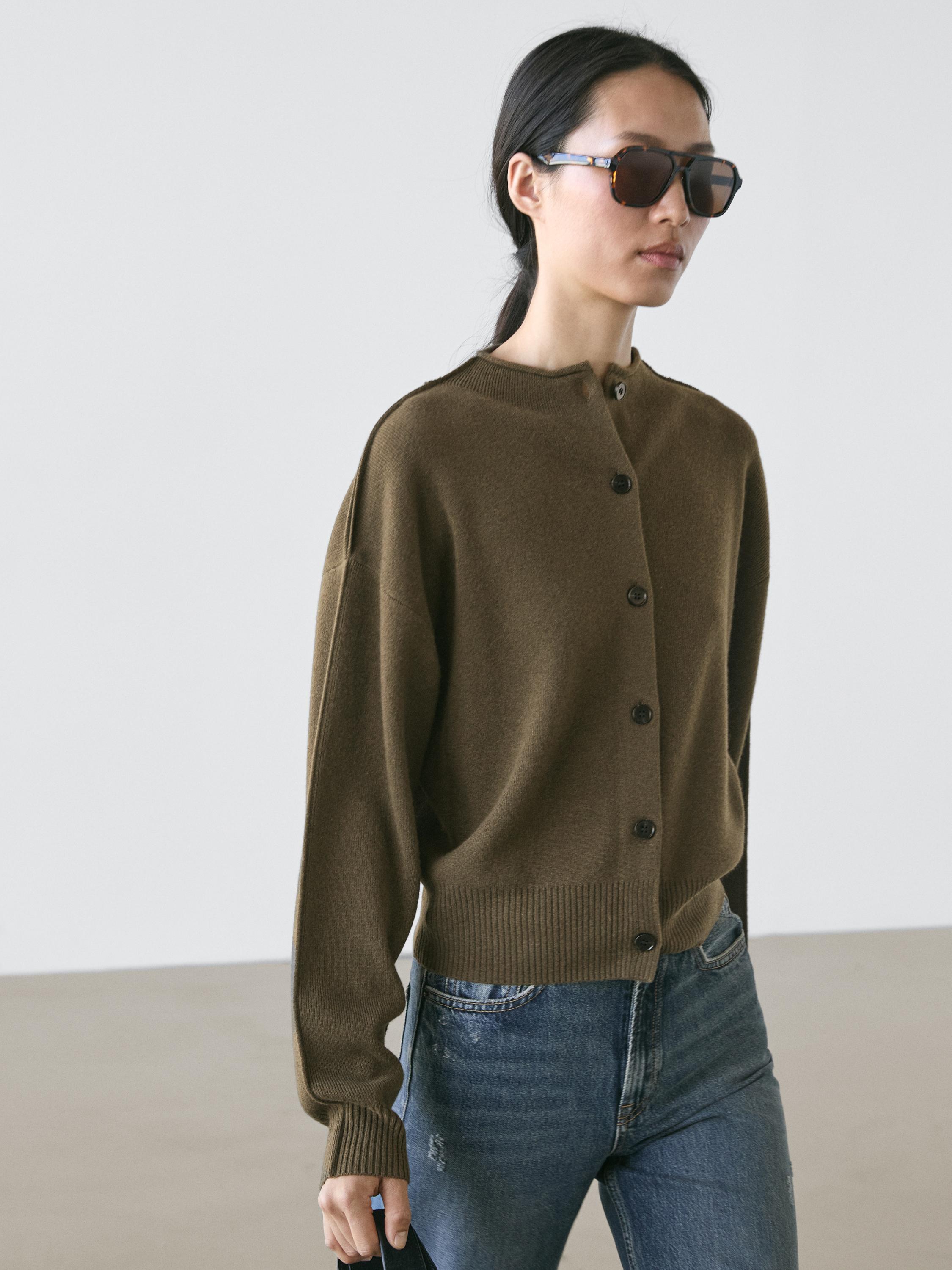 Triko me kopsa me detaj në jakë prej përzierjeje leshi