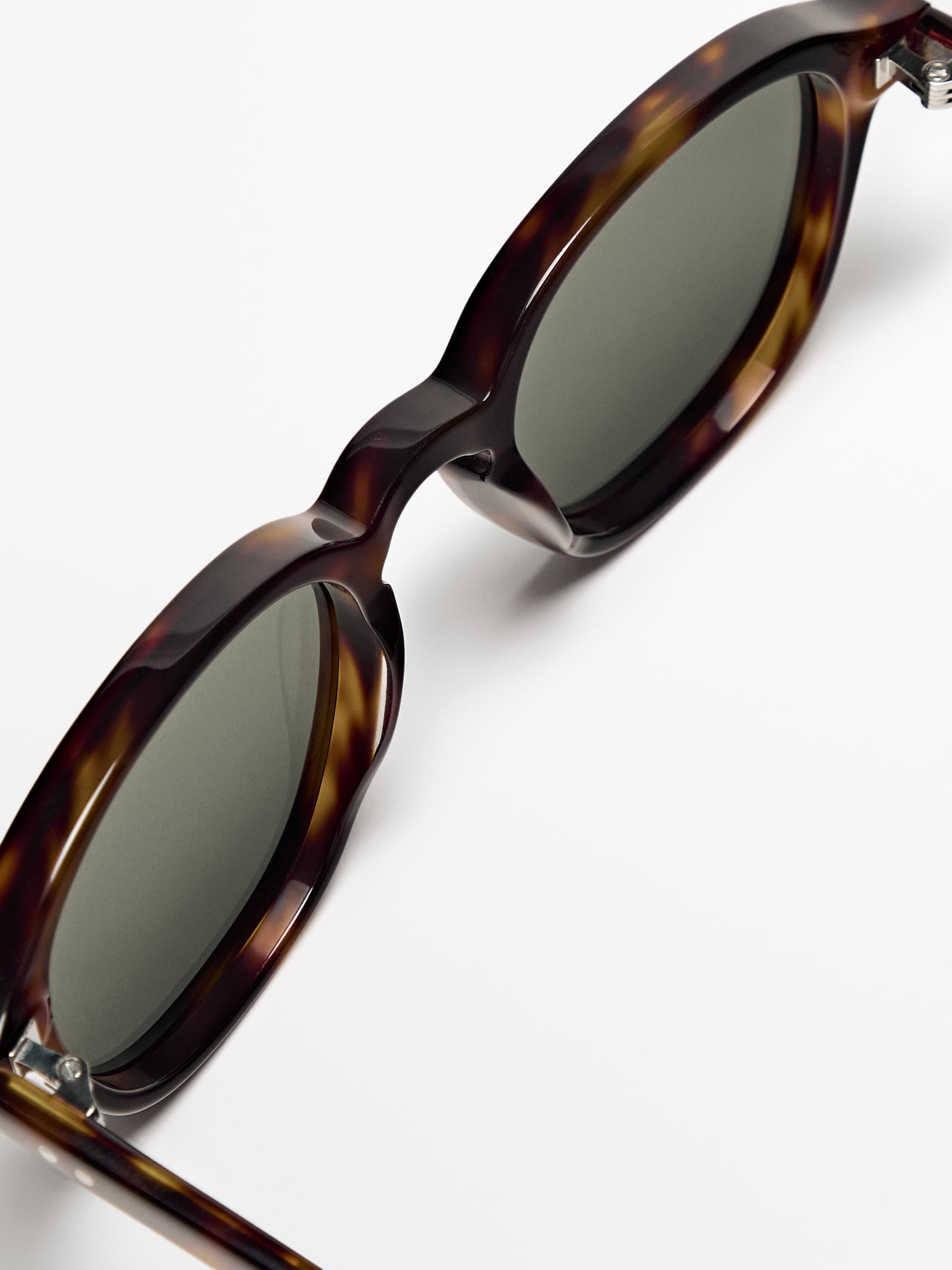 Round resin sunglasses