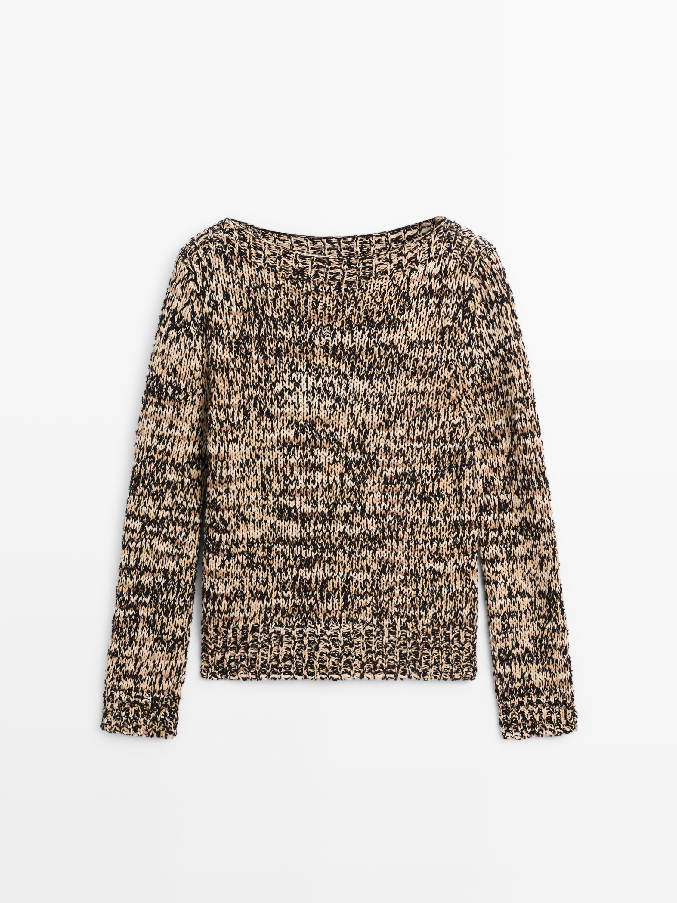 Vue de face d'un pull tricoté camel et noir, avec col rond et manches longues.